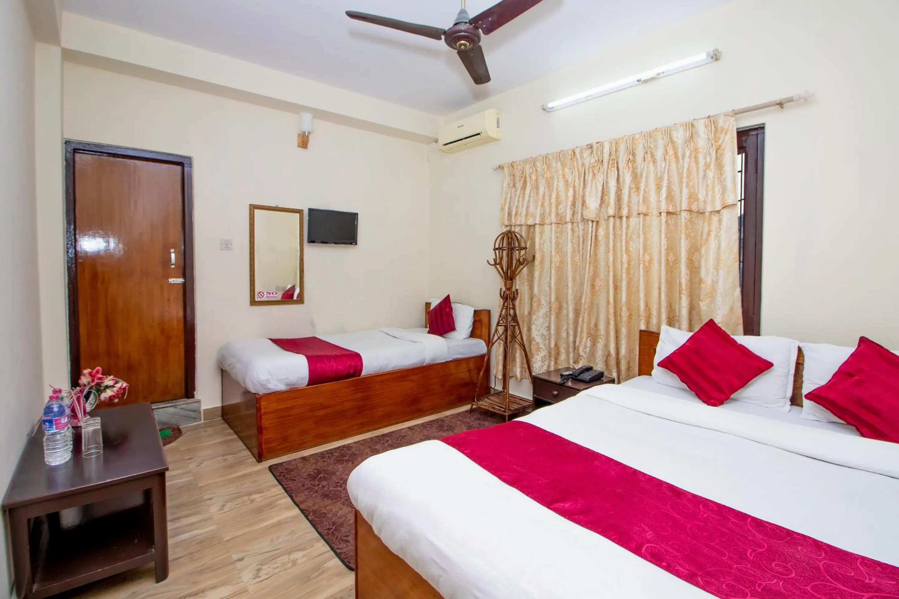 Bedroom, Bed in Hotel Royal Image