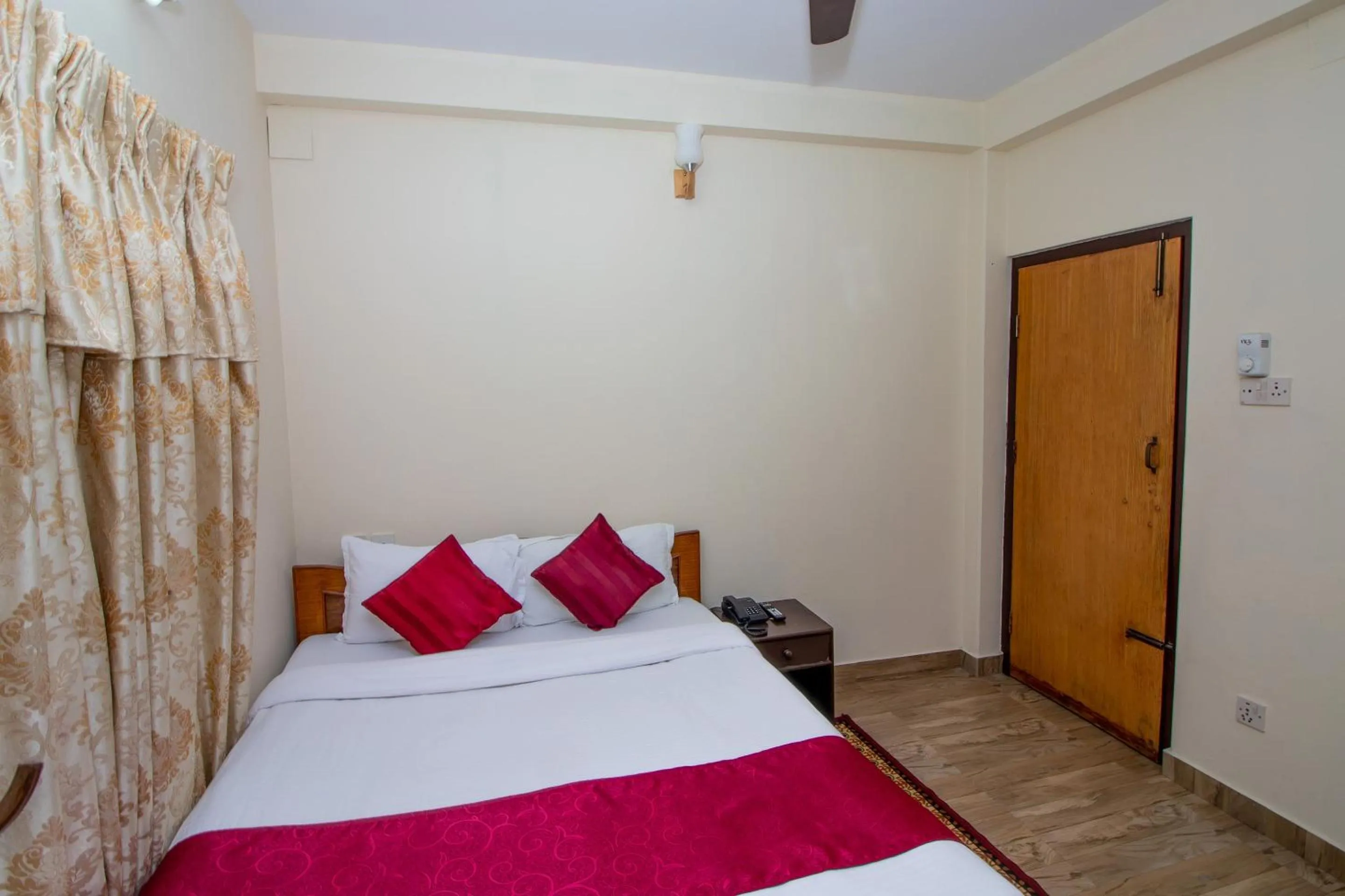 Bedroom, Bed in Hotel Royal Image