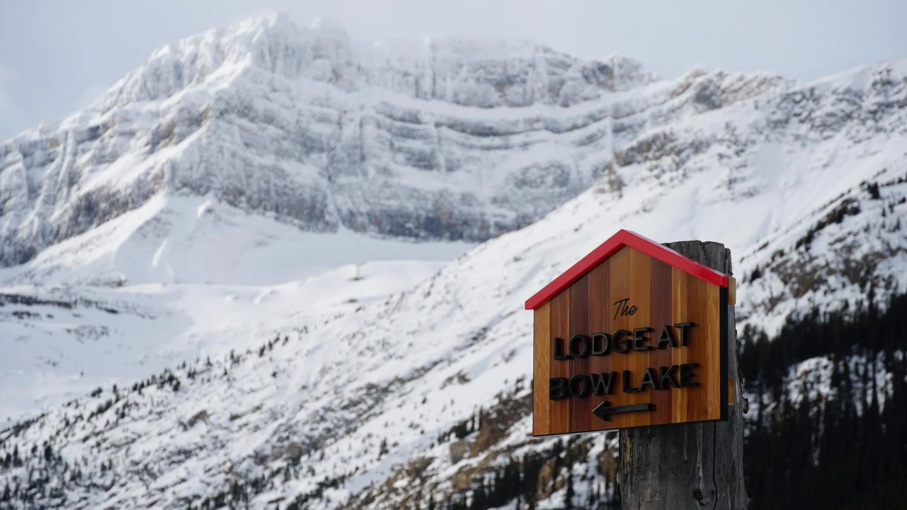 Facade/entrance in The Lodge at Bow Lake