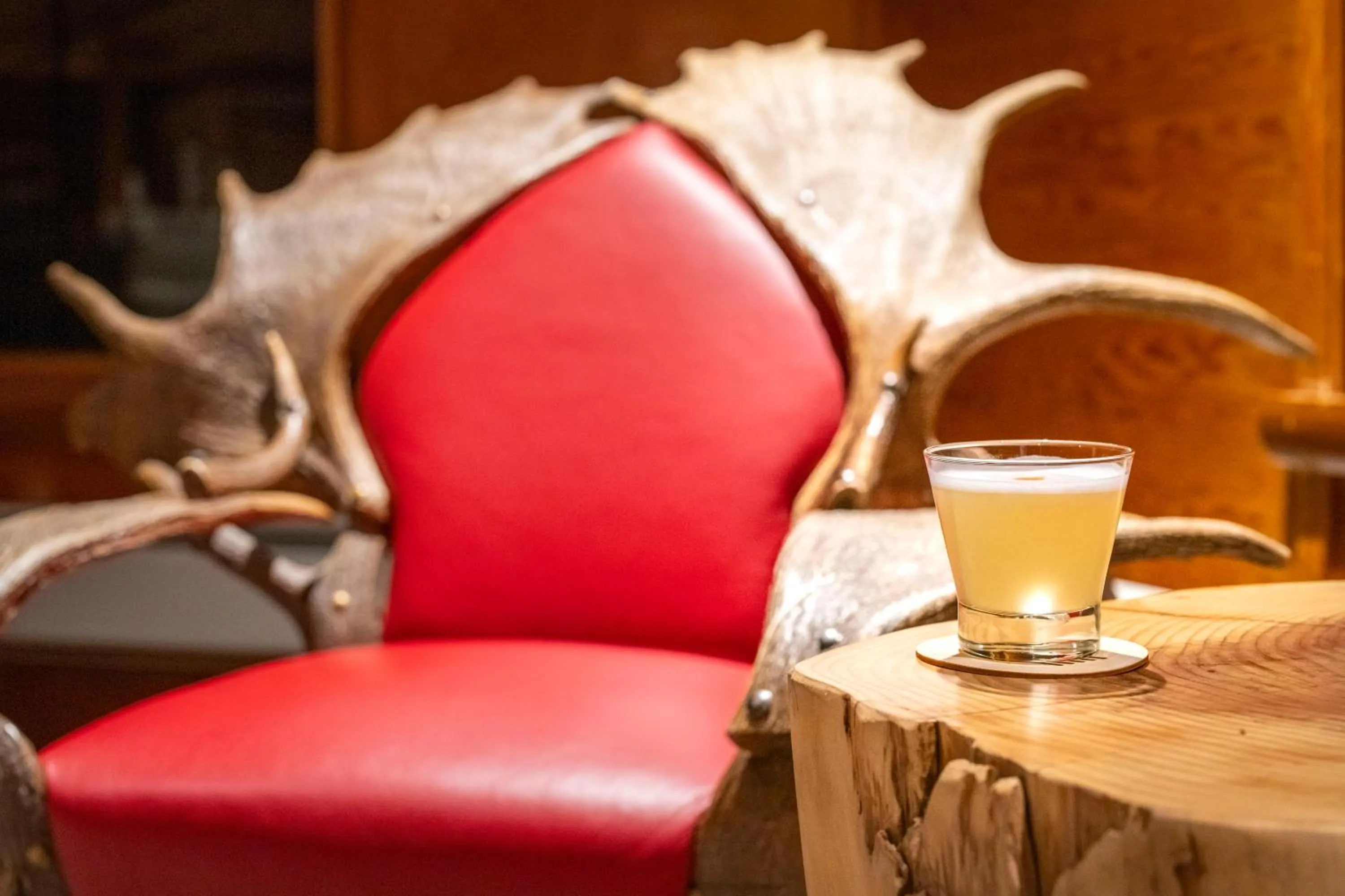 Lounge or bar in The Lodge at Bow Lake