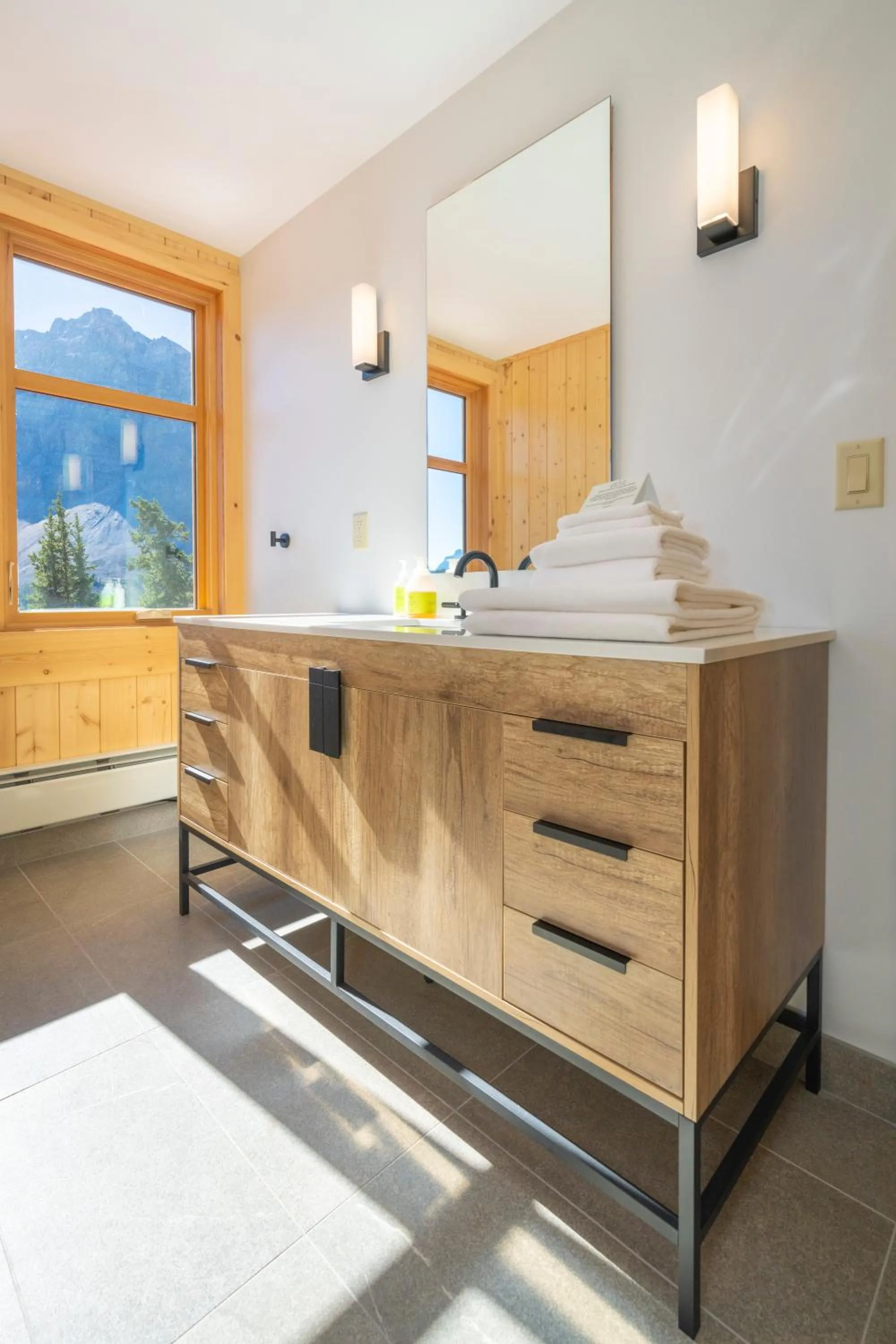 Bathroom, Bed in The Lodge at Bow Lake