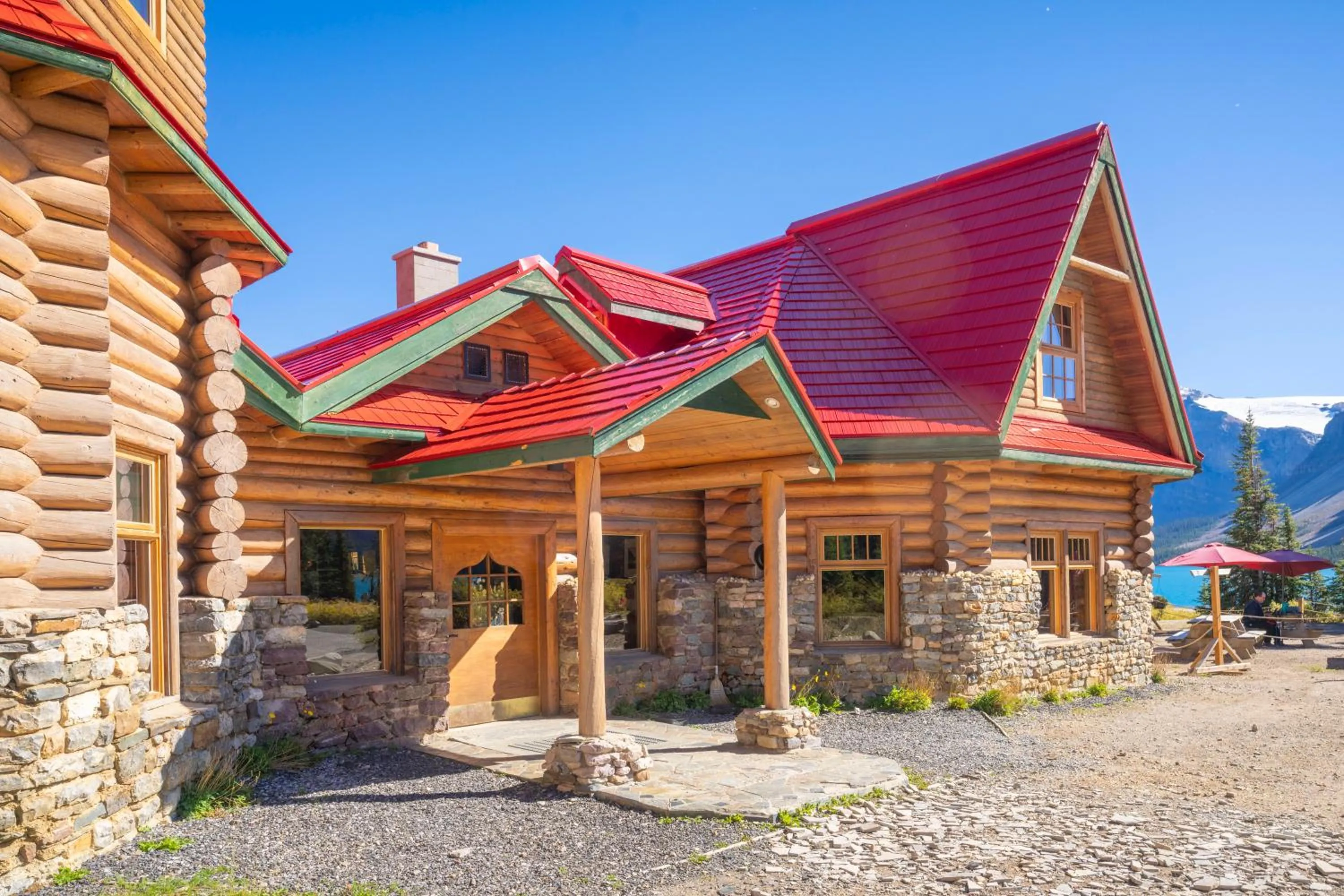 Facade/entrance in The Lodge at Bow Lake