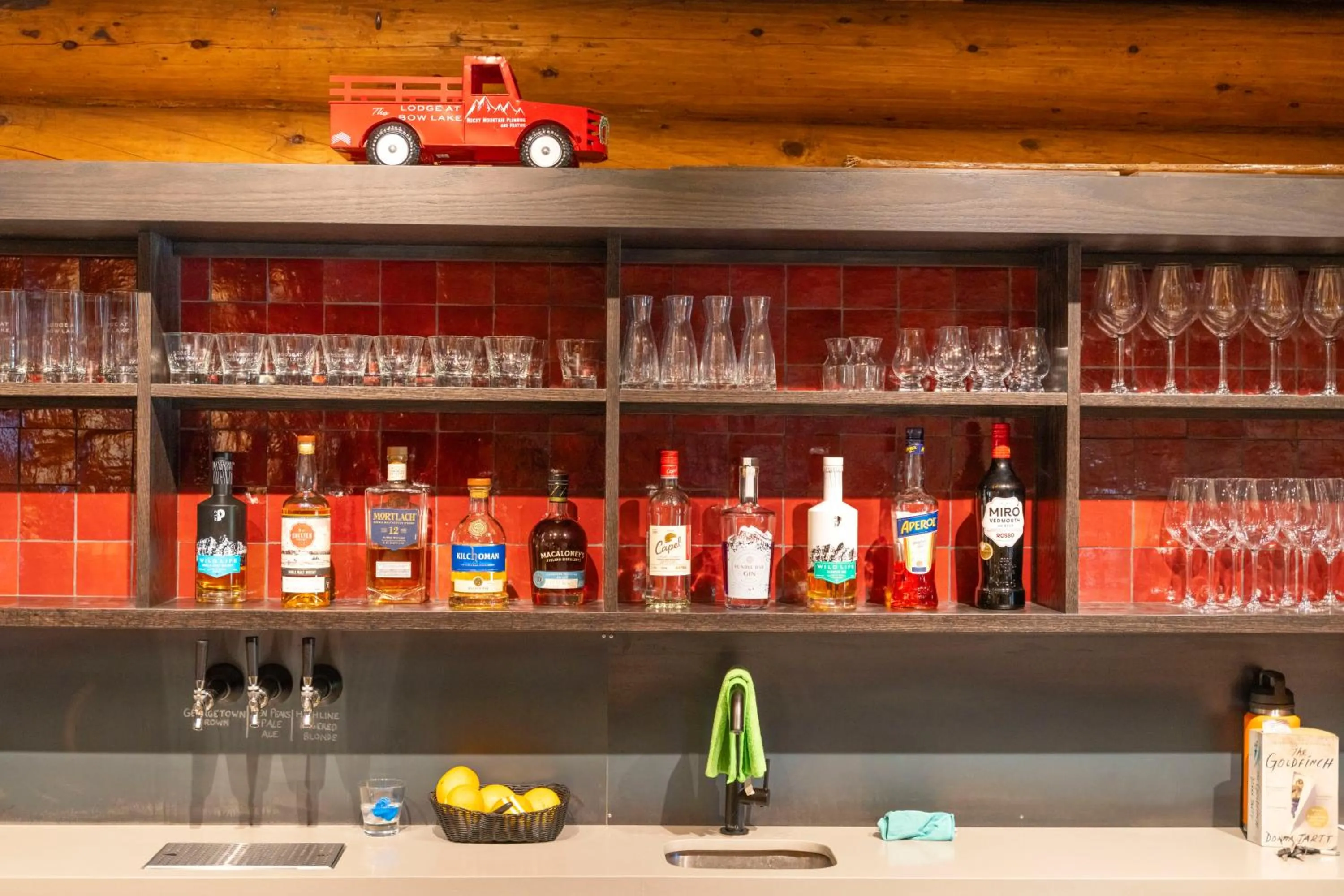 Lounge or bar in The Lodge at Bow Lake