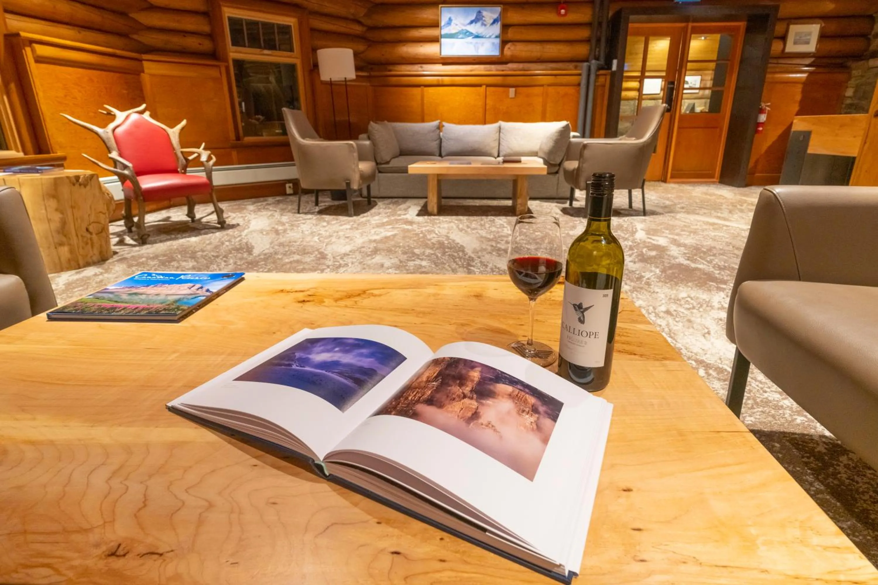 Lounge or bar in The Lodge at Bow Lake