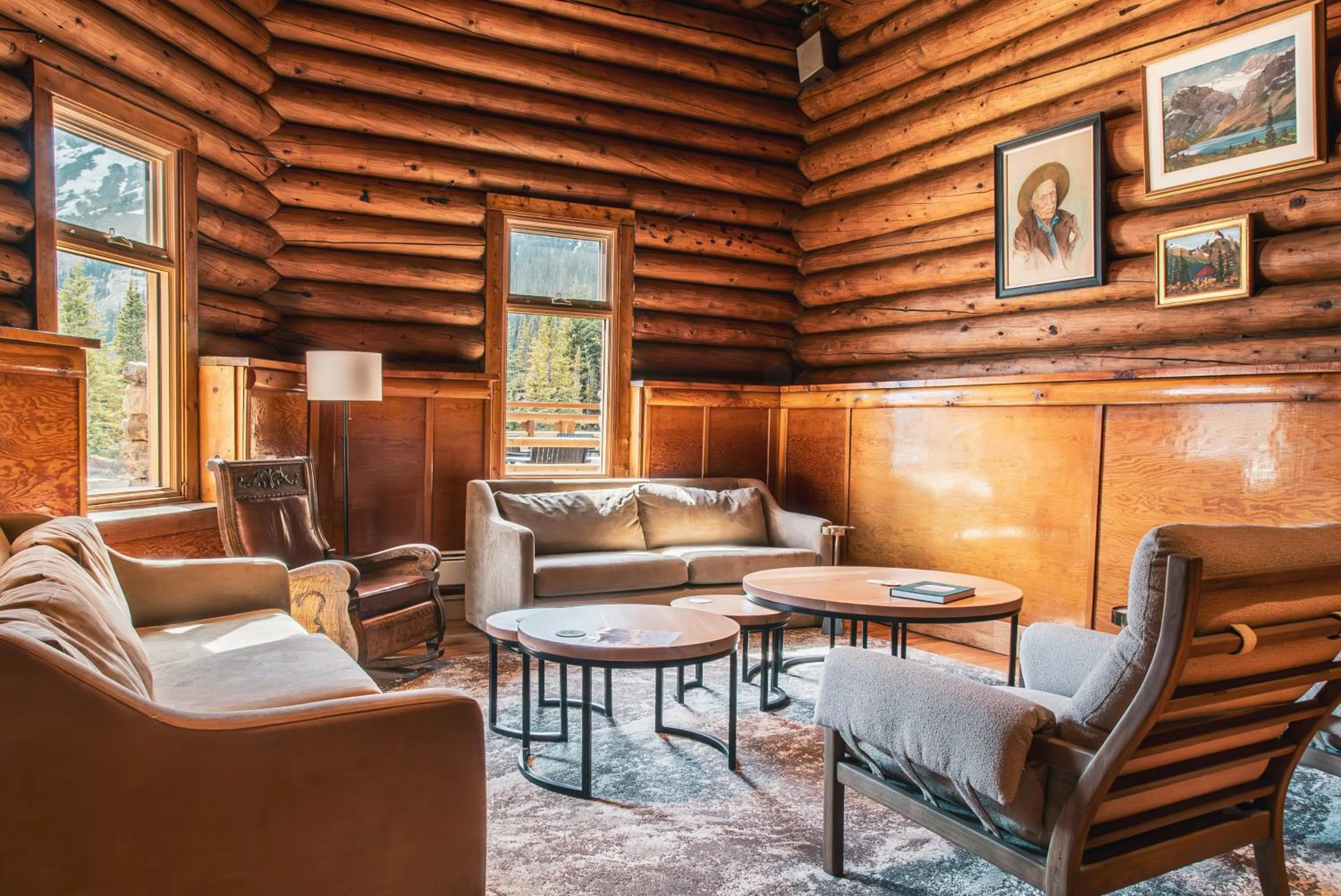 Communal lounge/ TV room in The Lodge at Bow Lake