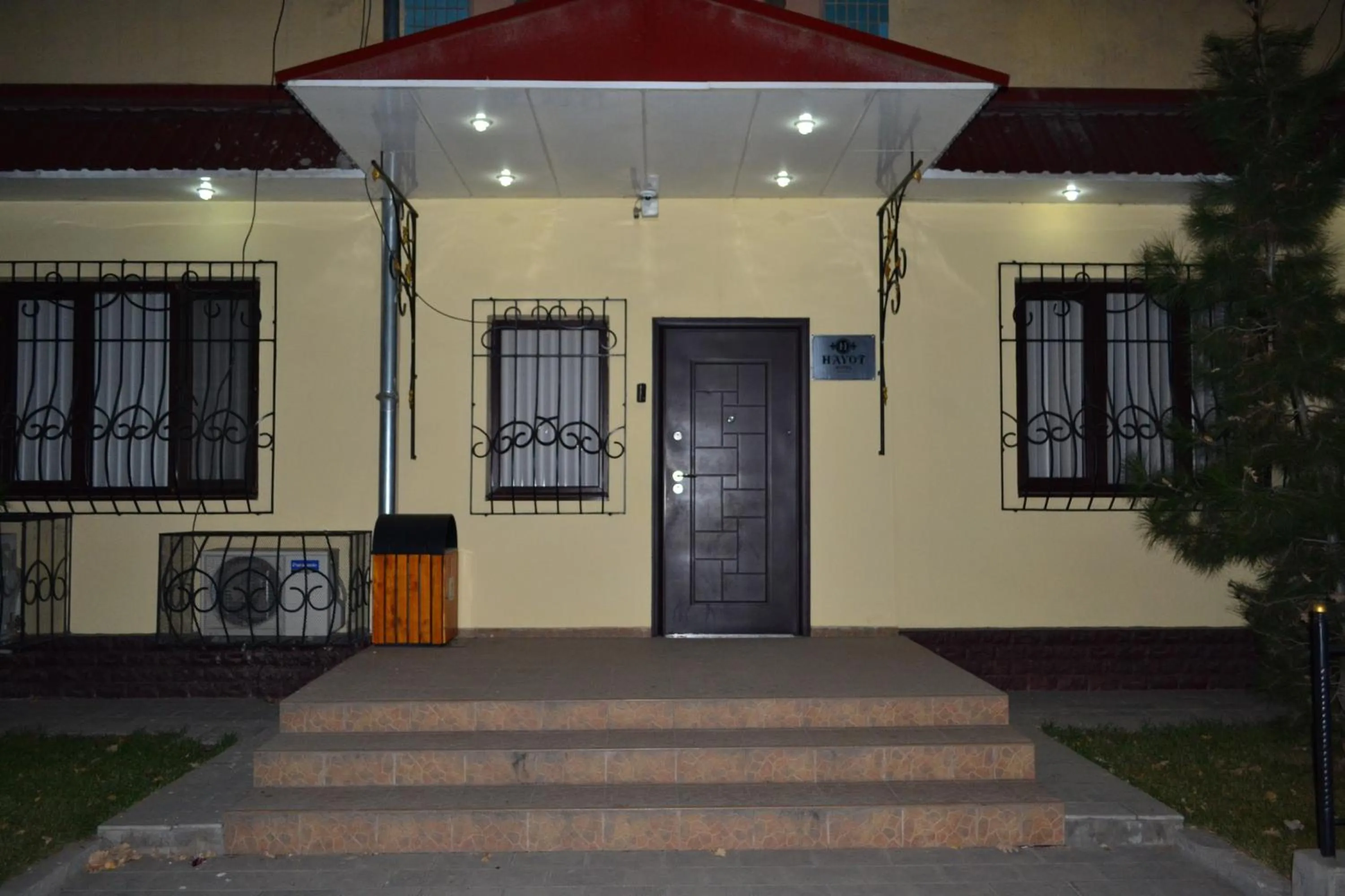 Facade/entrance in Hayot Hostel