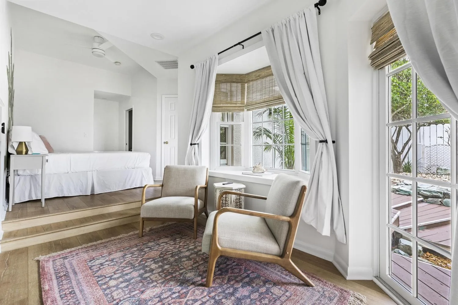 Seating area, Bed in Island Cottage Inn