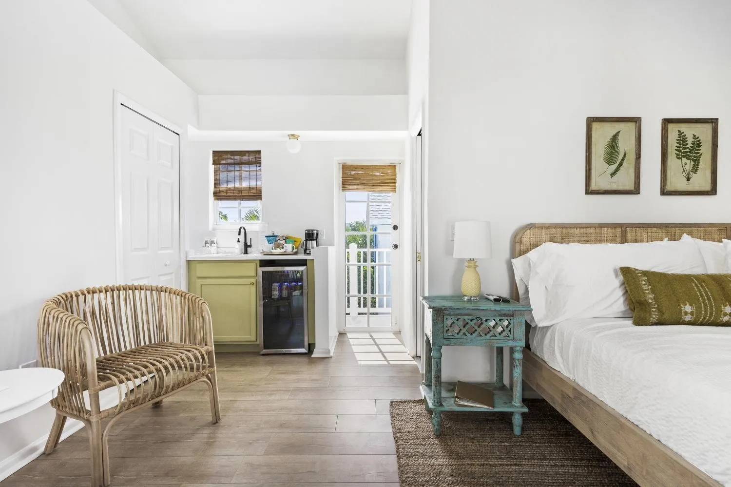 minibar, Bed in Island Cottage Inn
