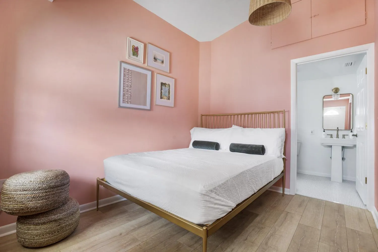 Photo of the whole room, Bed in Island Cottage Inn