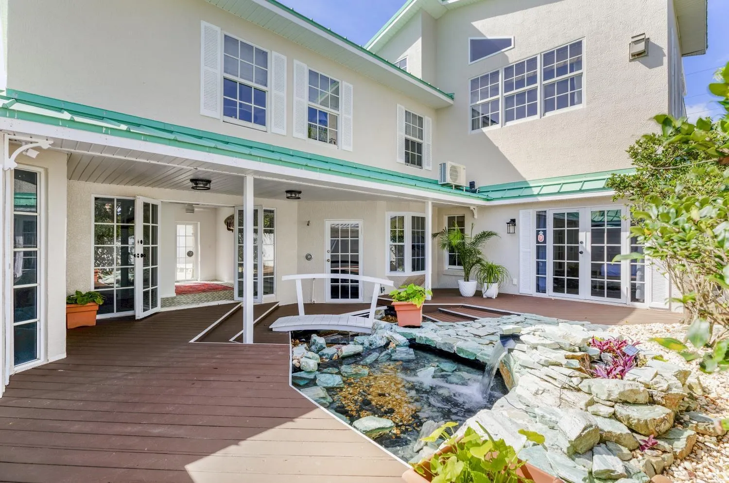 Property building in Island Cottage Inn