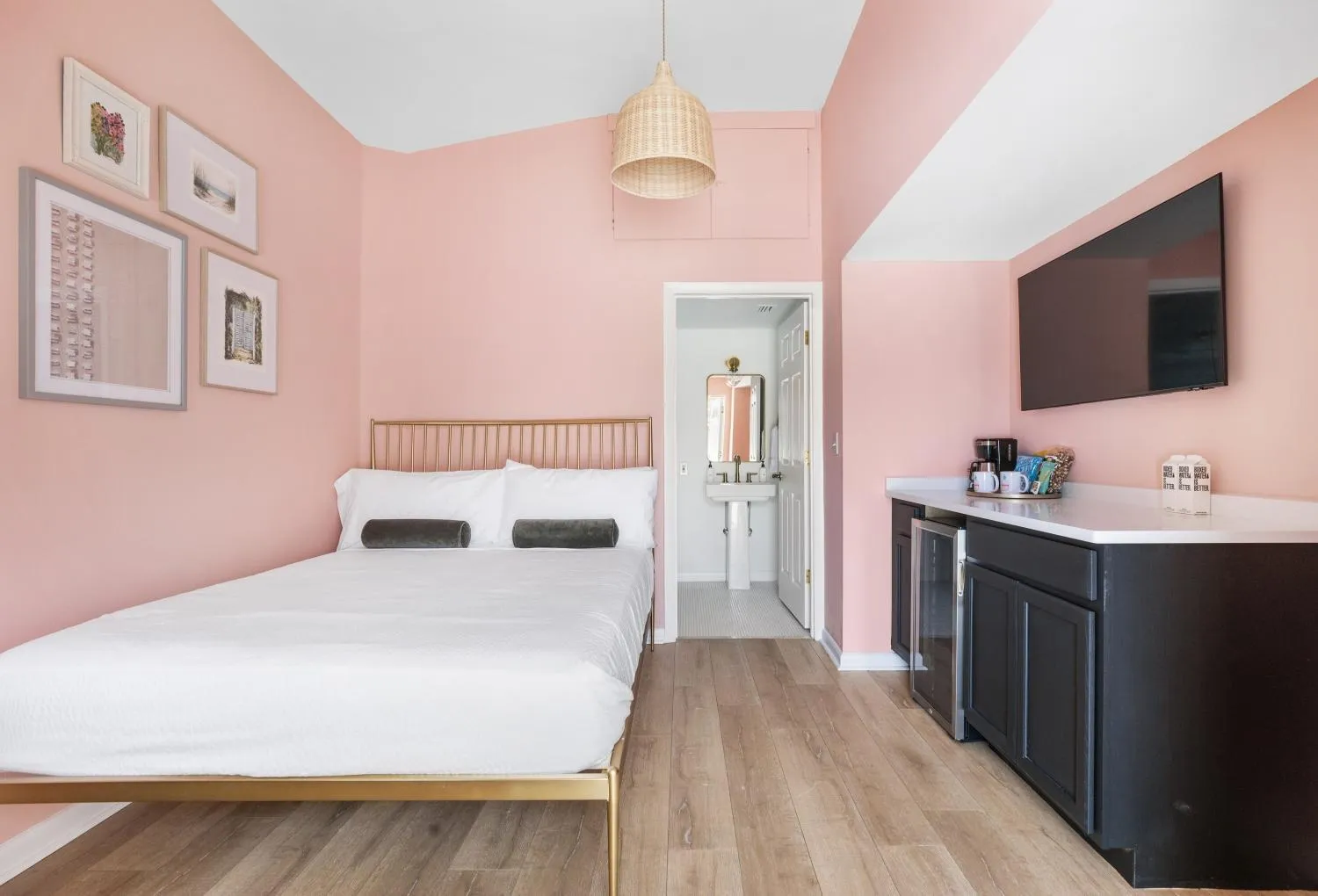 Photo of the whole room, Bed in Island Cottage Inn