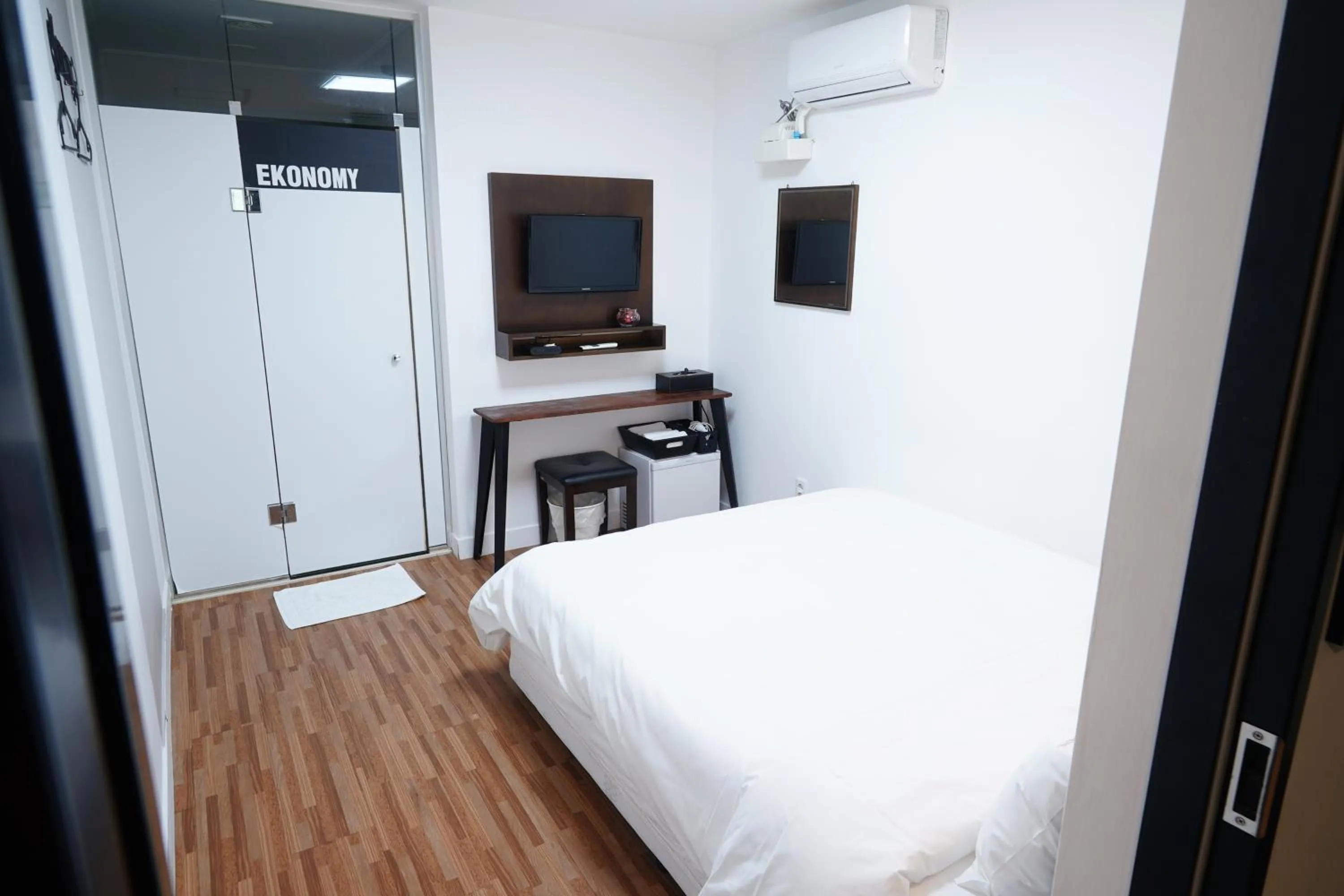 Bedroom, Bed in Ekonomy Haeundae Hostel