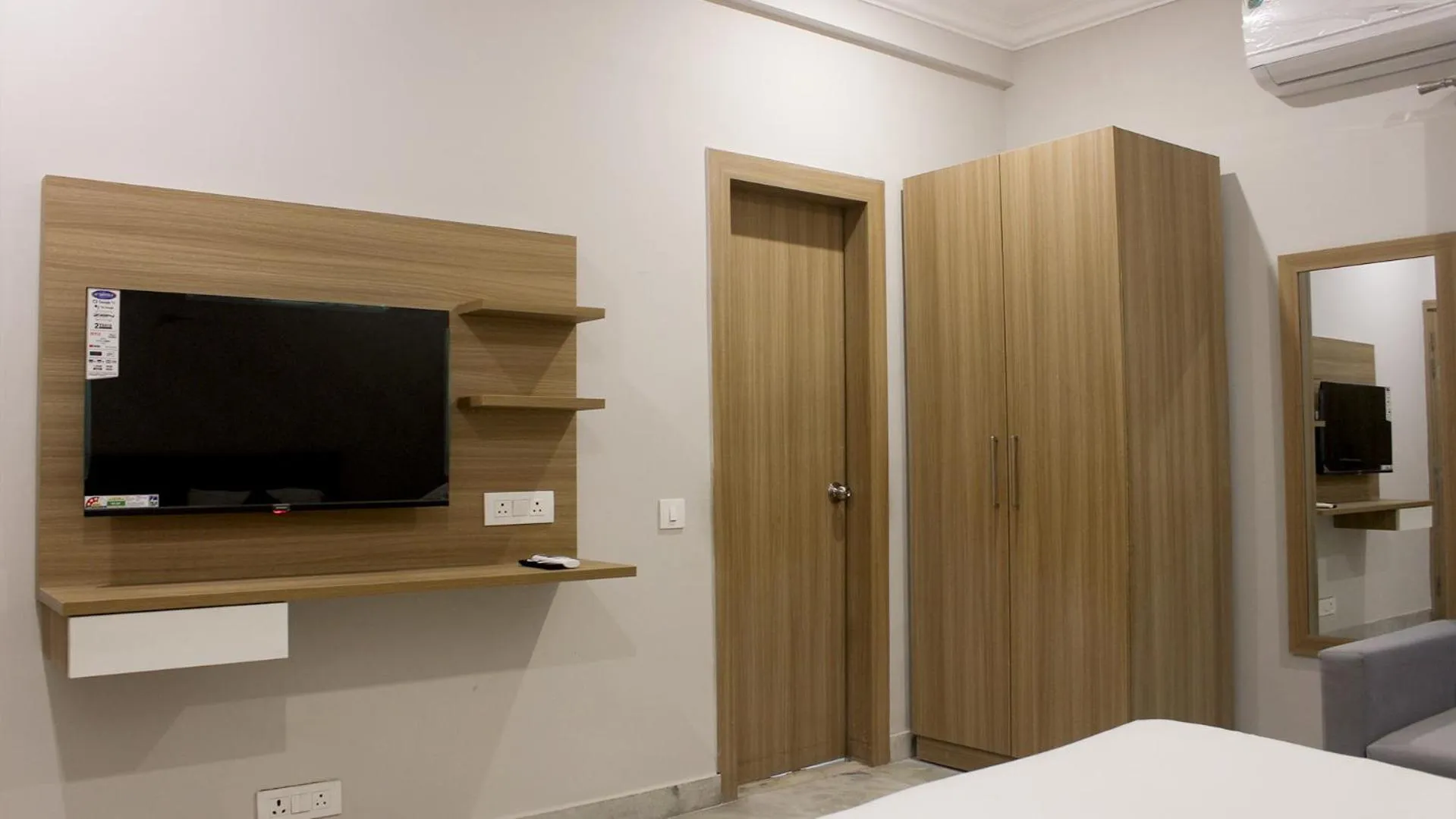 Communal lounge/ TV room, Bed in STEPiNN - Ess Kay Ess Villa