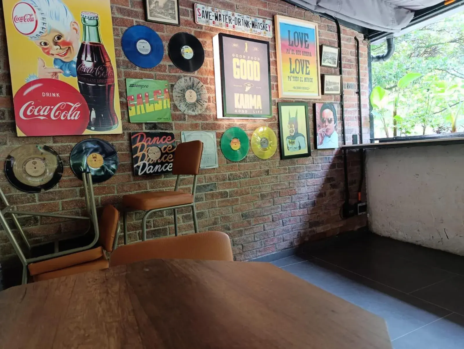 Restaurant/places to eat in Hotel Living 35 Suites Restaurant/places to eat in Hotel Living 35 Suites