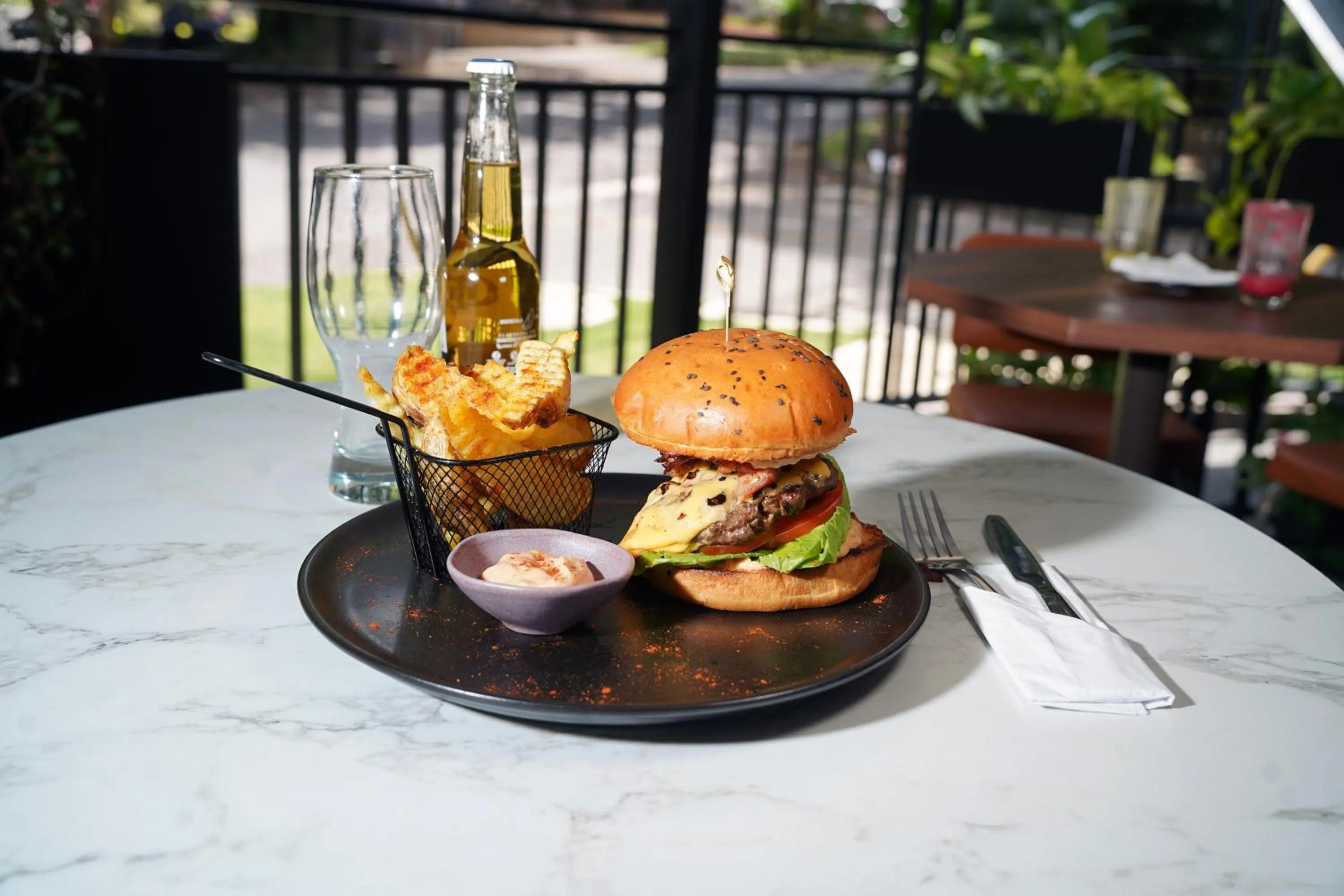 Restaurant/places to eat in Hotel Living 35 Suites