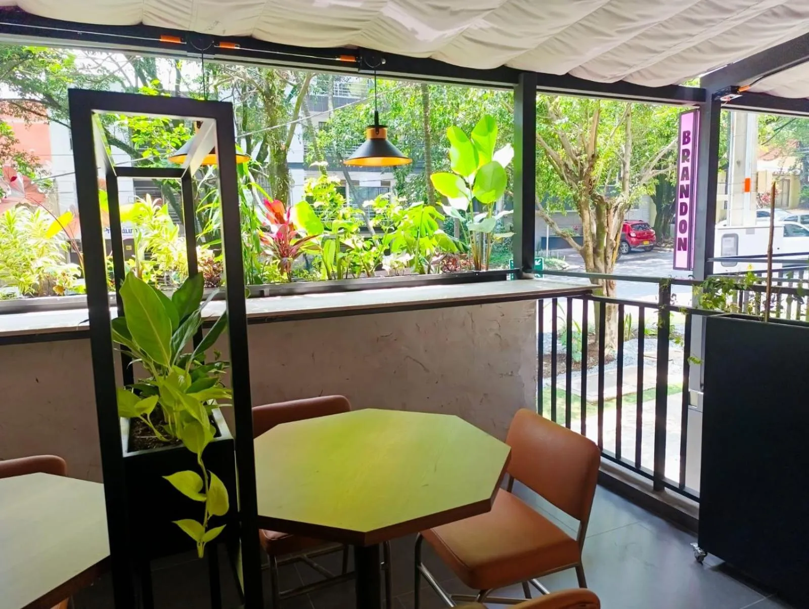 Restaurant/places to eat in Hotel Living 35 Suites