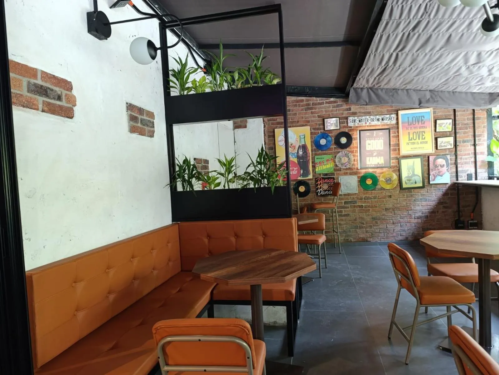 Restaurant/places to eat in Hotel Living 35 Suites