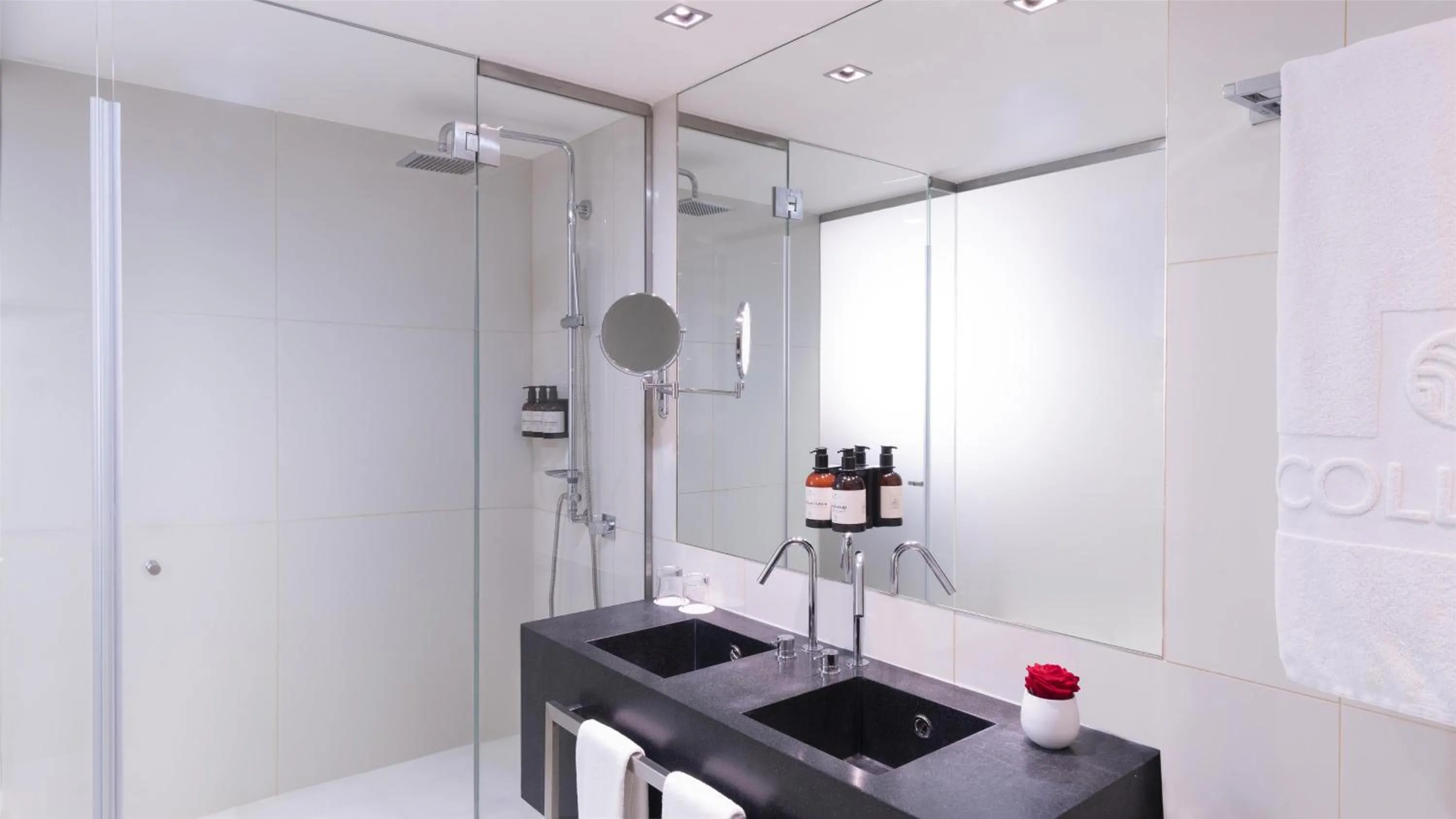 Bathroom in NH Collection Porto Batalha