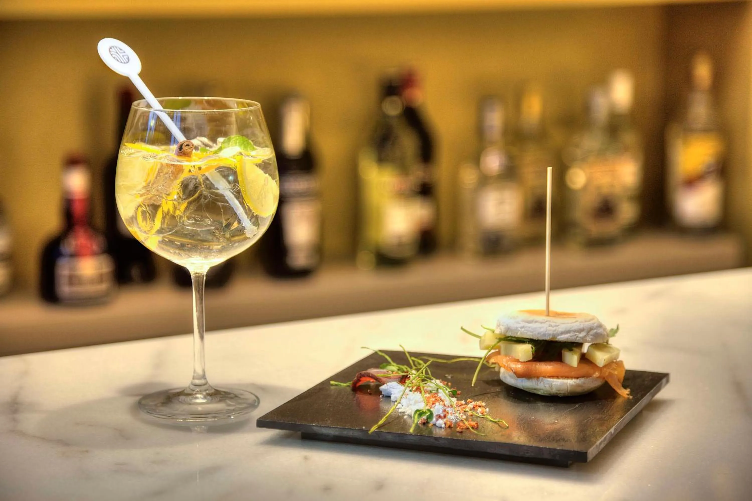 Lounge or bar in NH Collection Porto Batalha