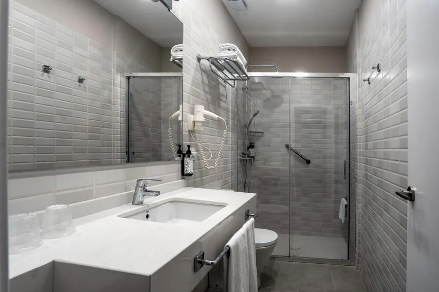 Shower in Hotel Simon