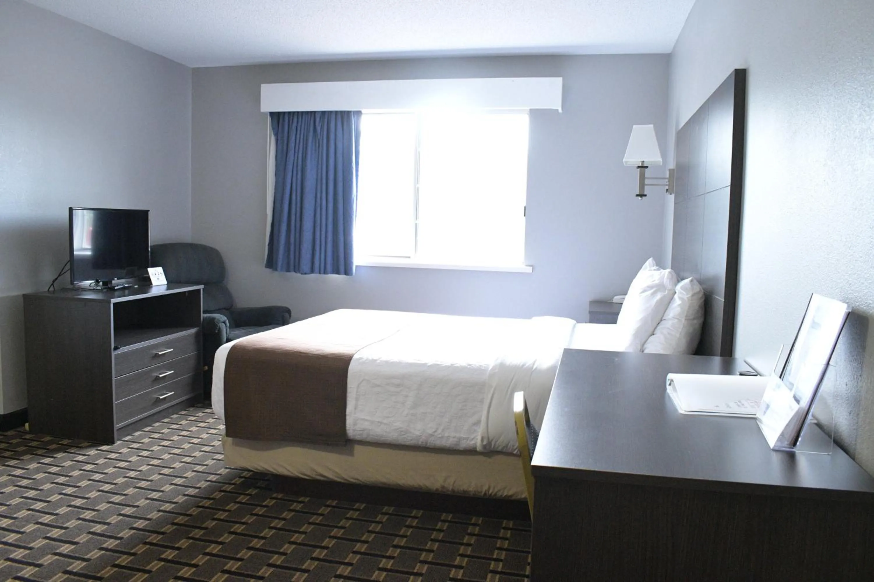 Communal lounge/ TV room, Bed in Adams Inn and Suites