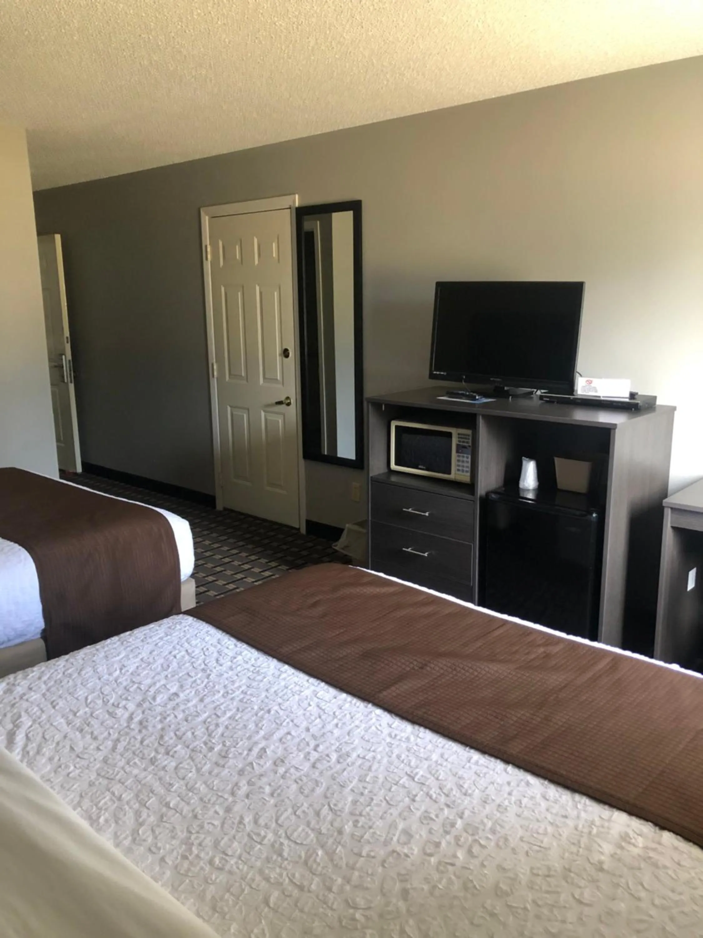 Bed in Adams Inn and Suites