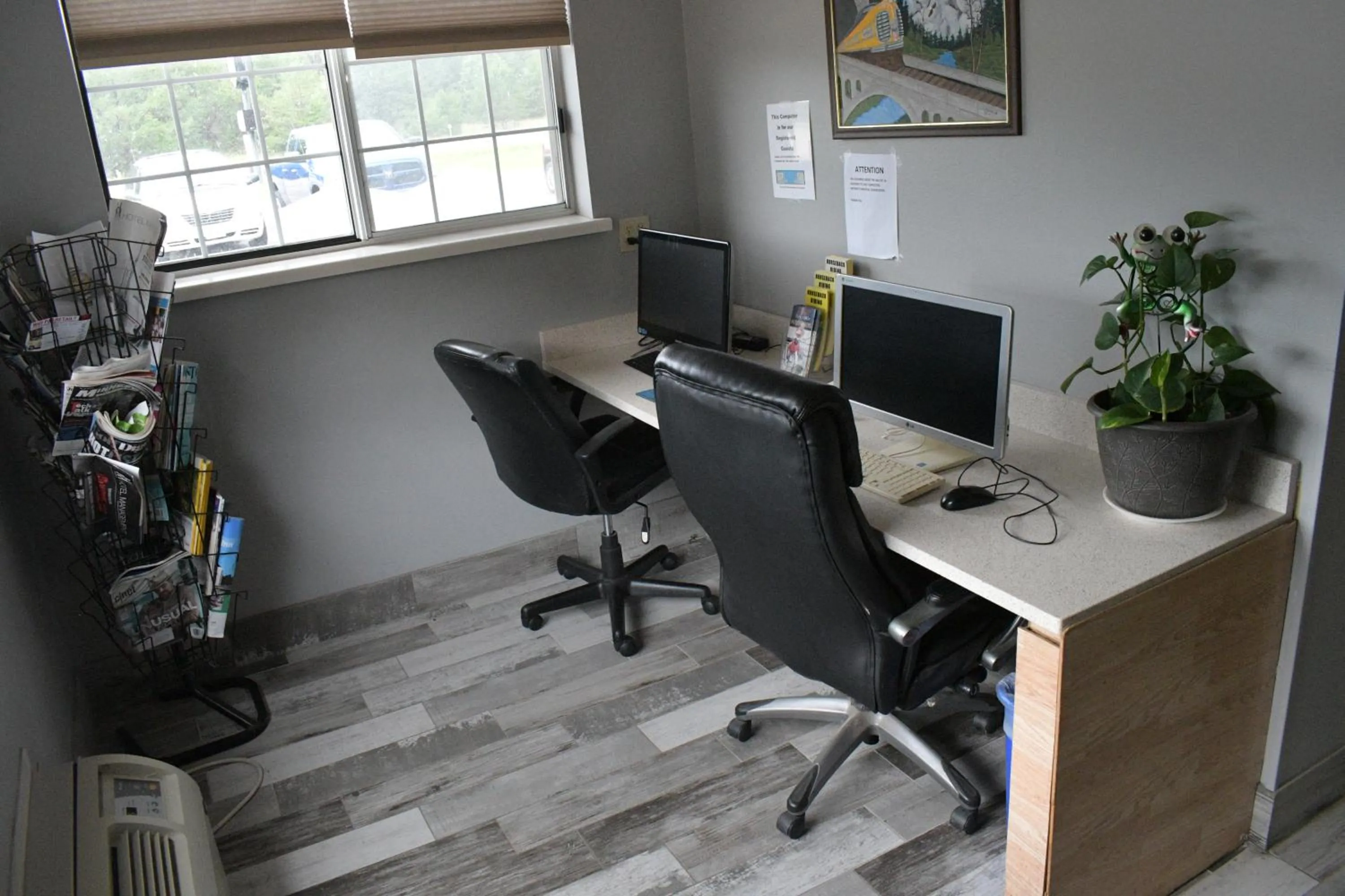 TV and multimedia in Adams Inn and Suites