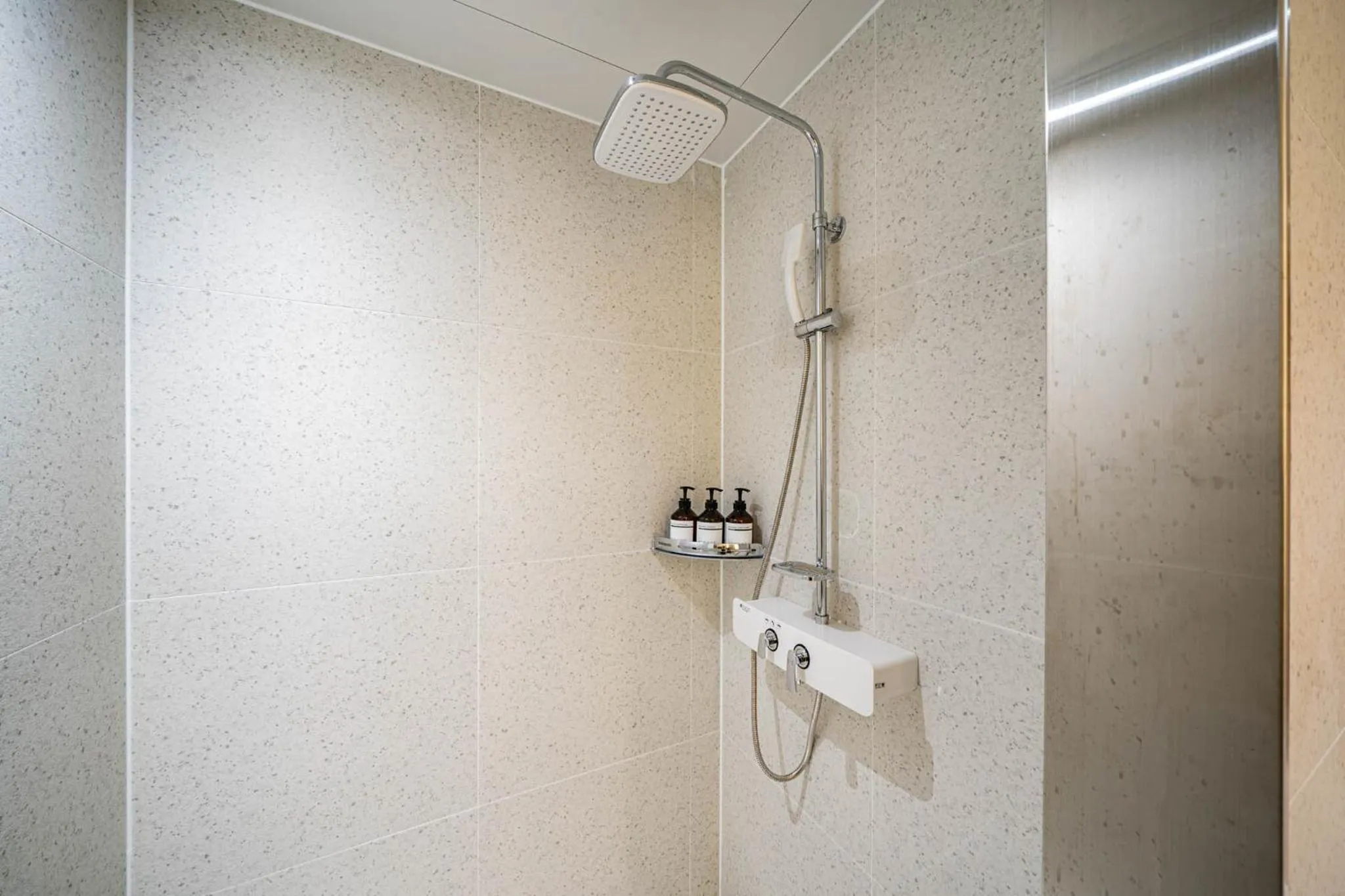 Shower in Mokpo Brown Dot Hotel Namak