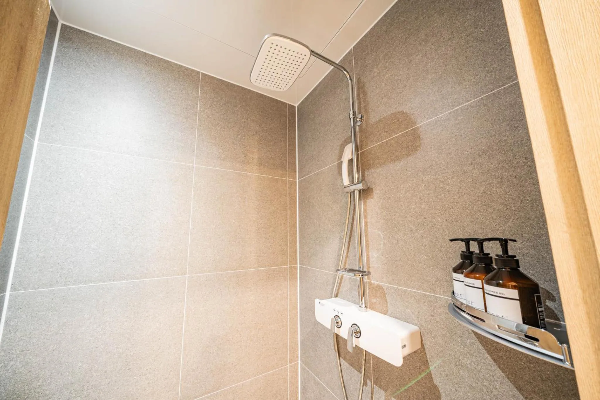 Shower in Mokpo Brown Dot Hotel Namak