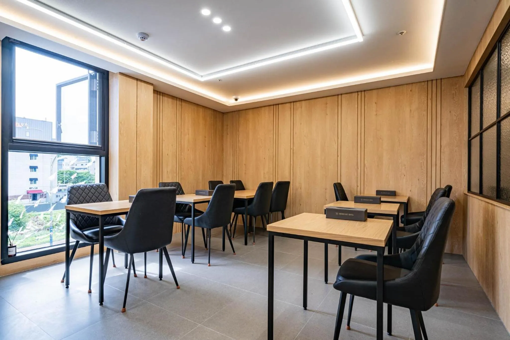 Dining area in Mokpo Brown Dot Hotel Namak