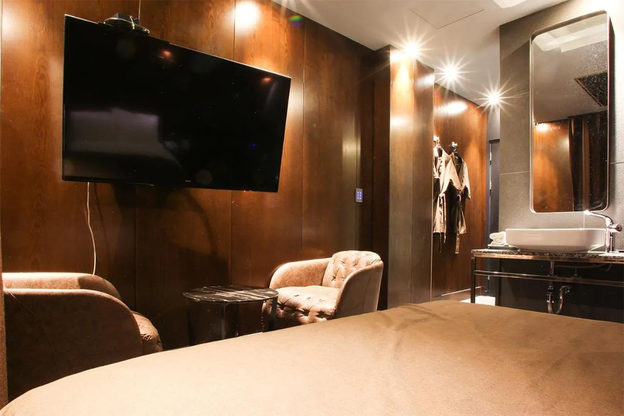 VIP Romantic Black & Mirror in Hotel Avant