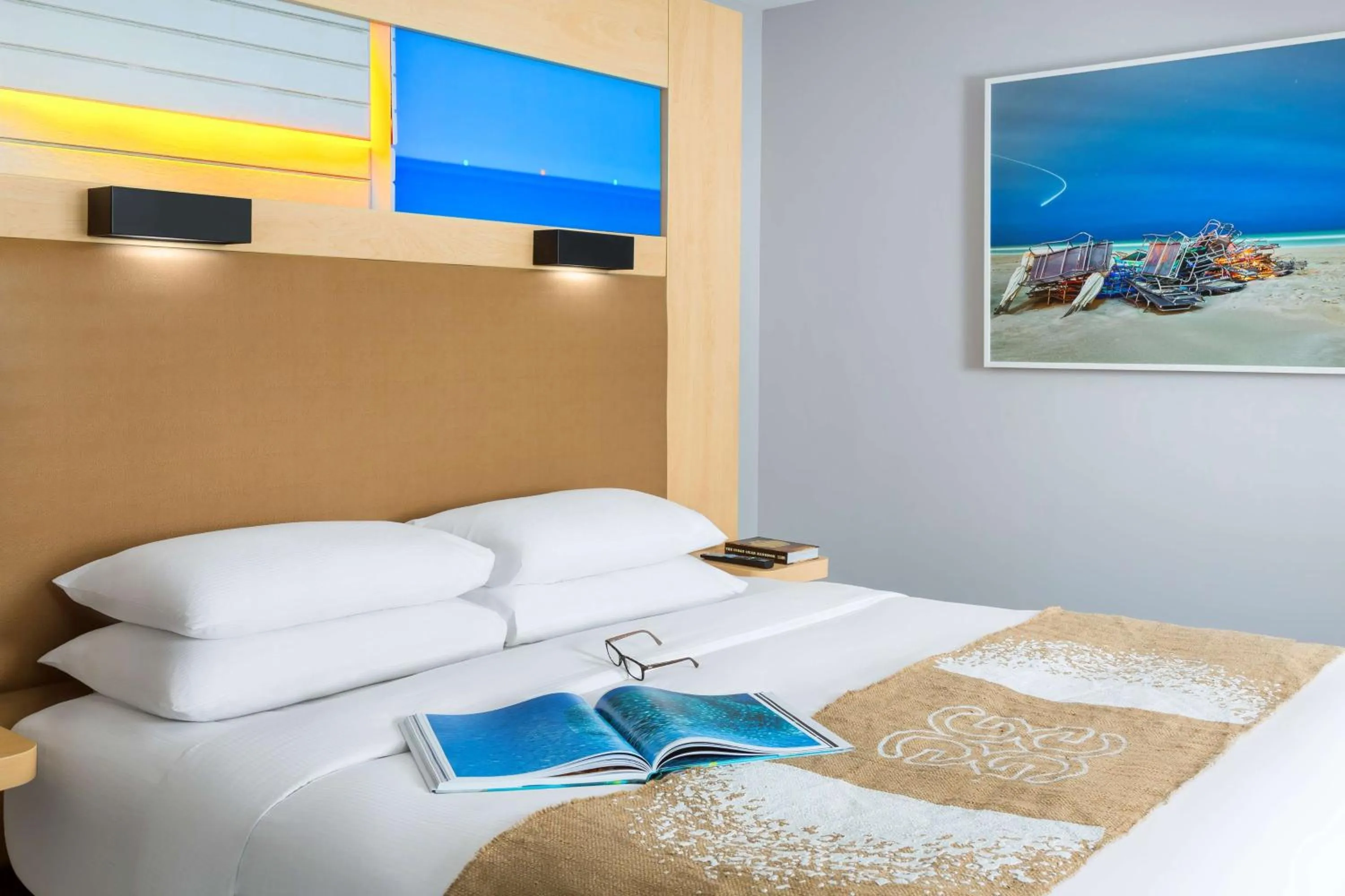 Bed in The Gates Hotel South Beach