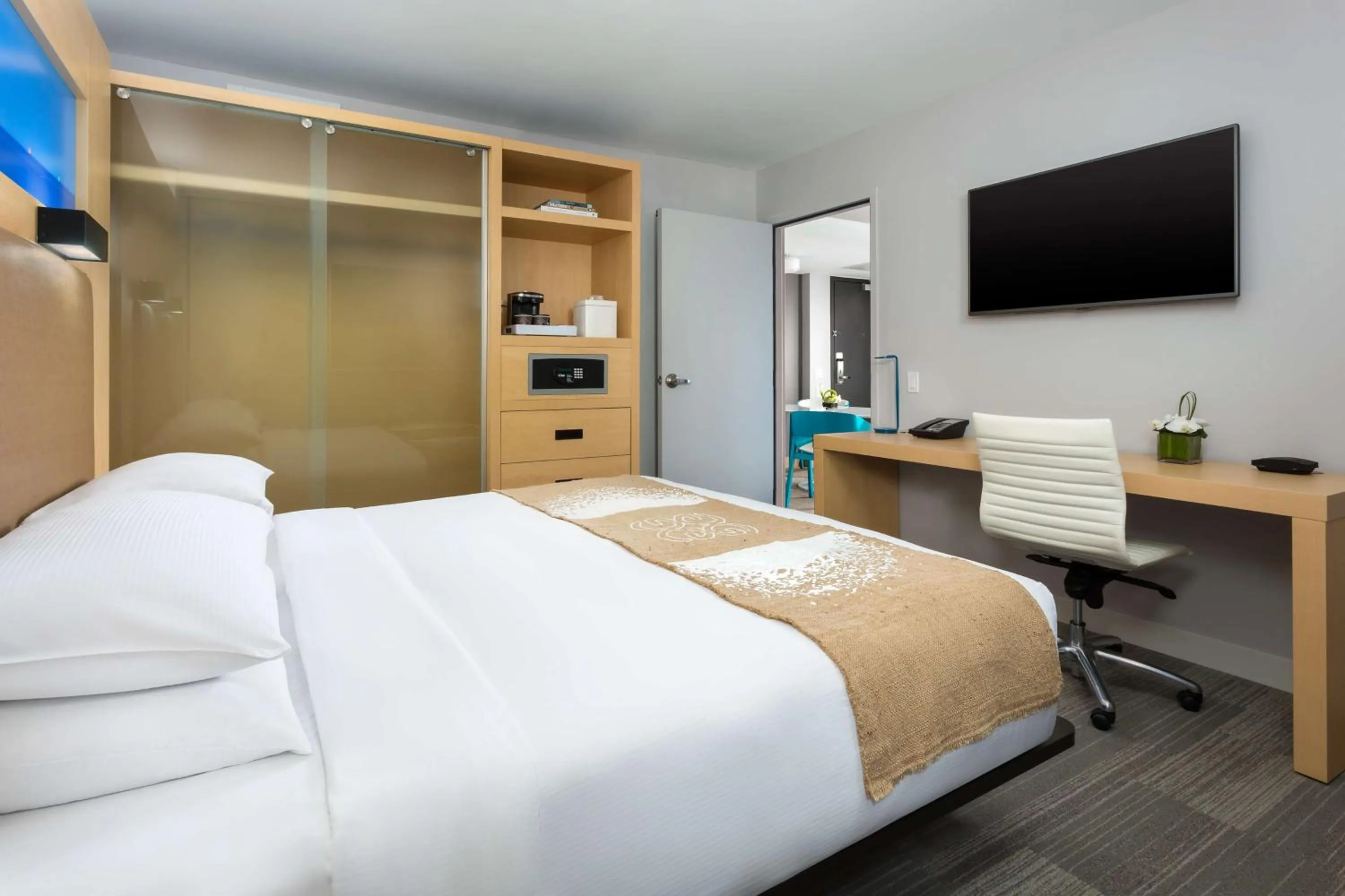 Bedroom, Bed in The Gates Hotel South Beach