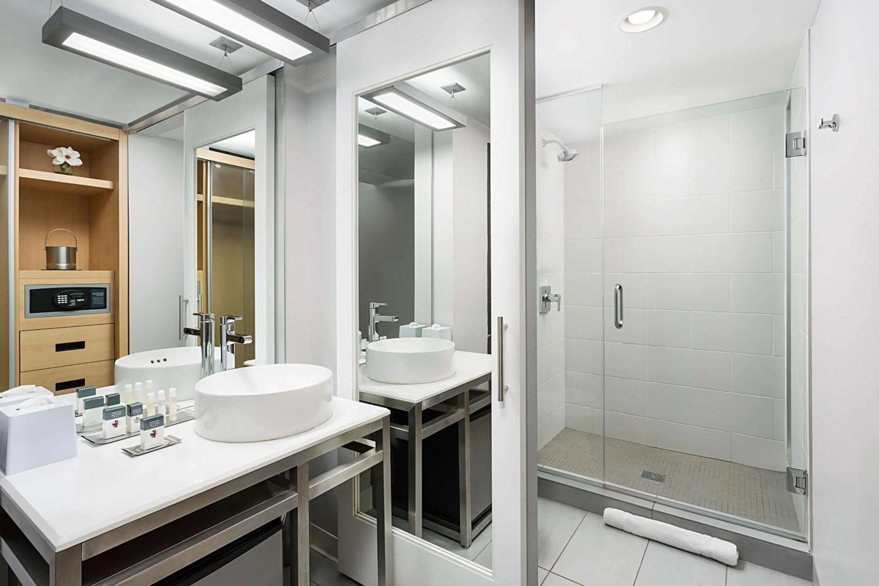 Bathroom in The Gates Hotel South Beach