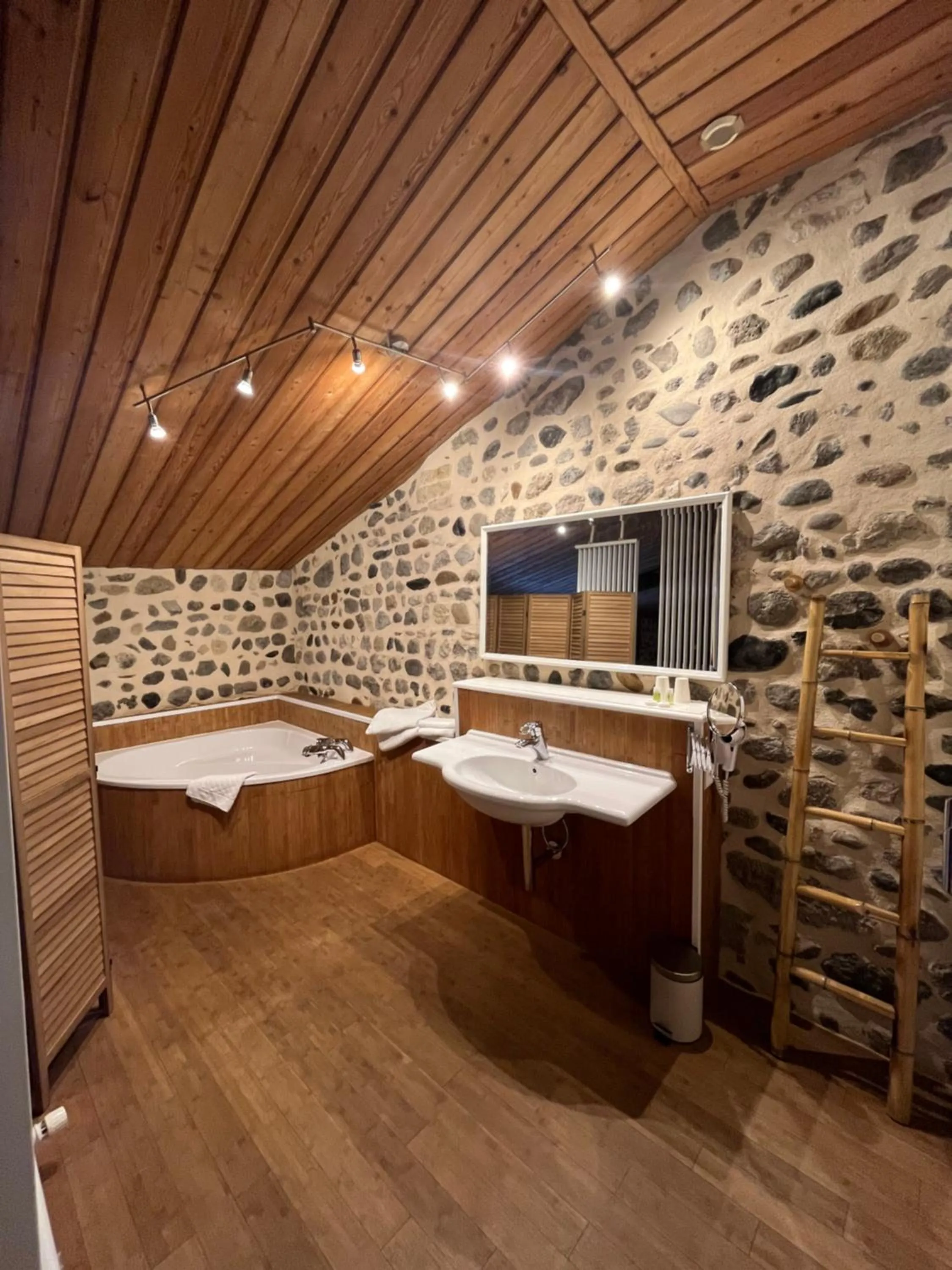 Bathroom in la Cour Carrée