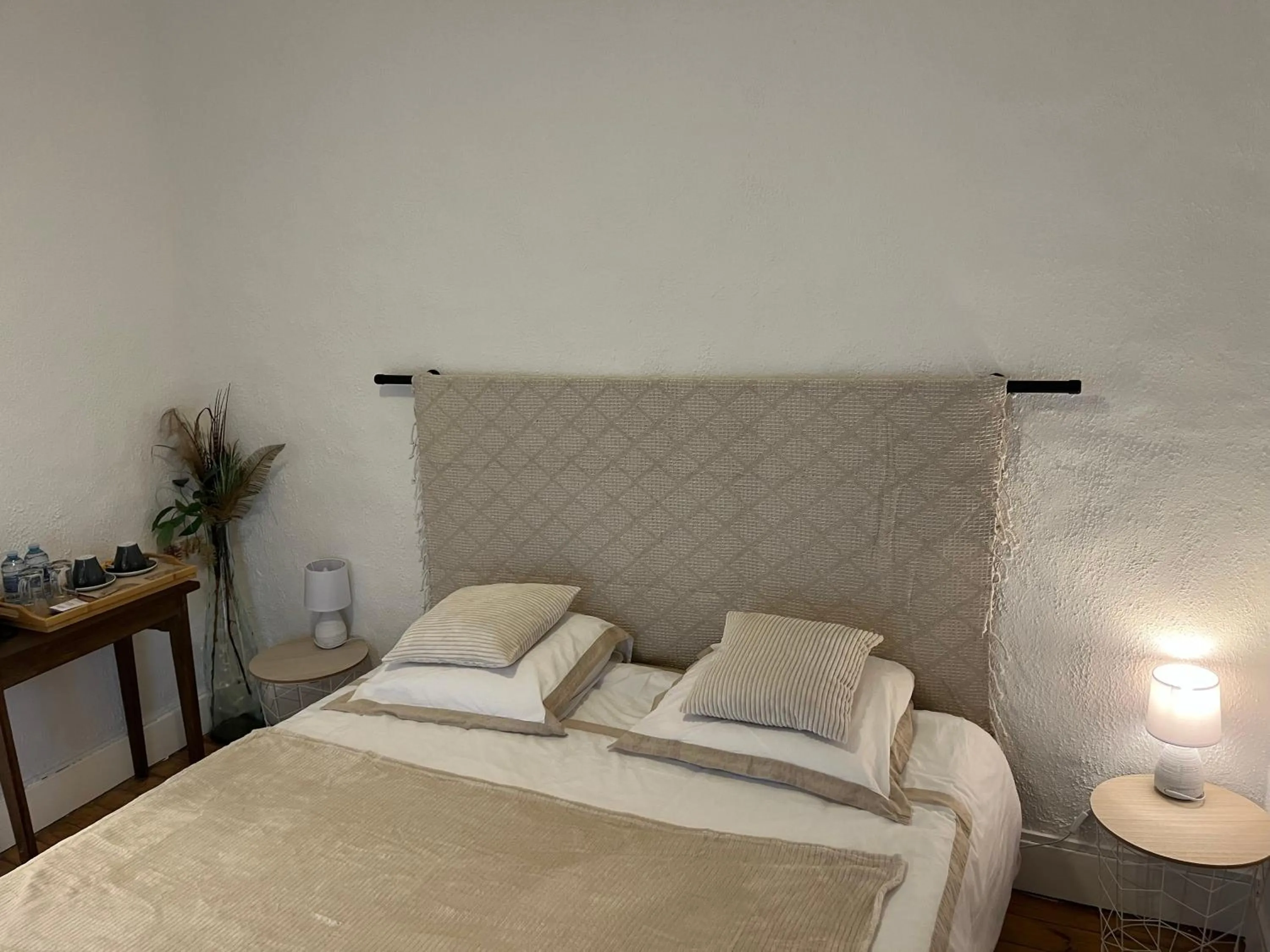 Photo of the whole room, Bed in la Cour Carrée