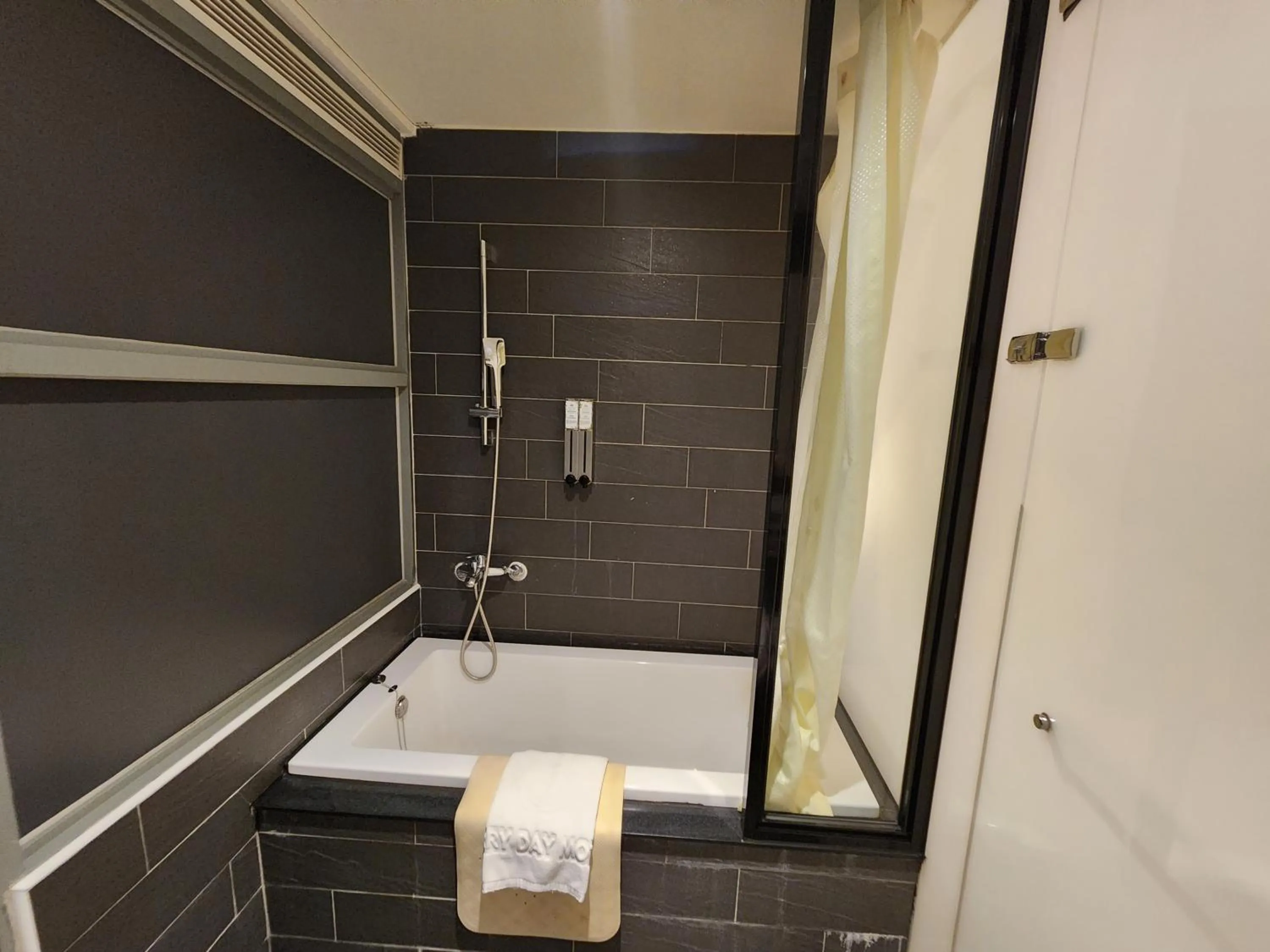 Bath in Merryday Hotel Banqiao