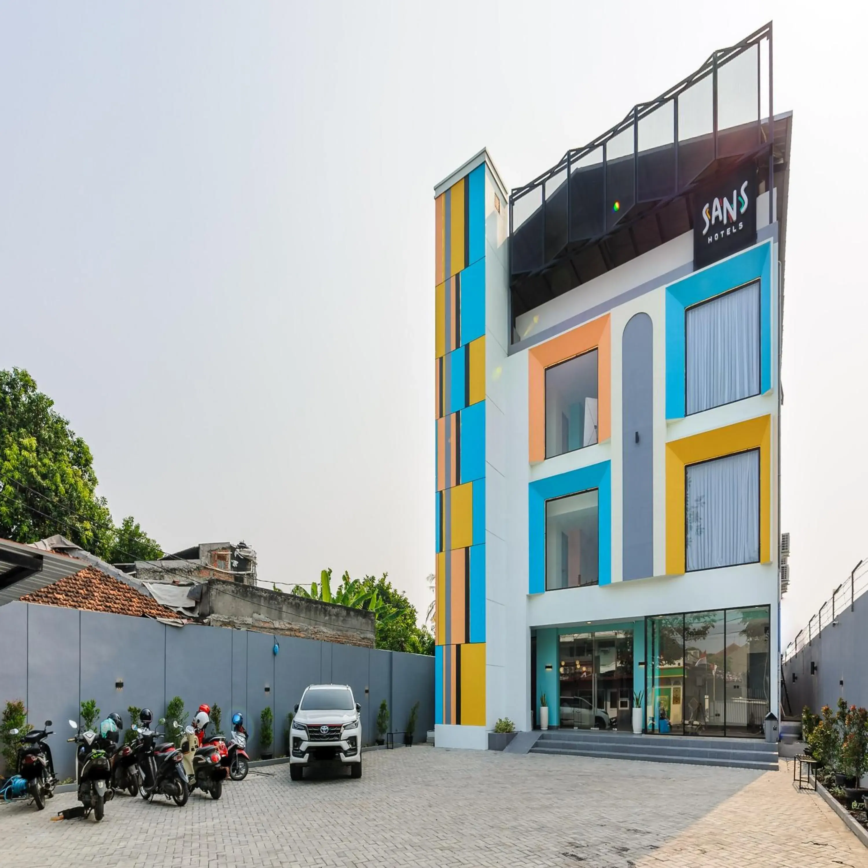 Facade/entrance in Sans Hotel Kedoya Facade/entrance in Sans Hotel Kedoya
