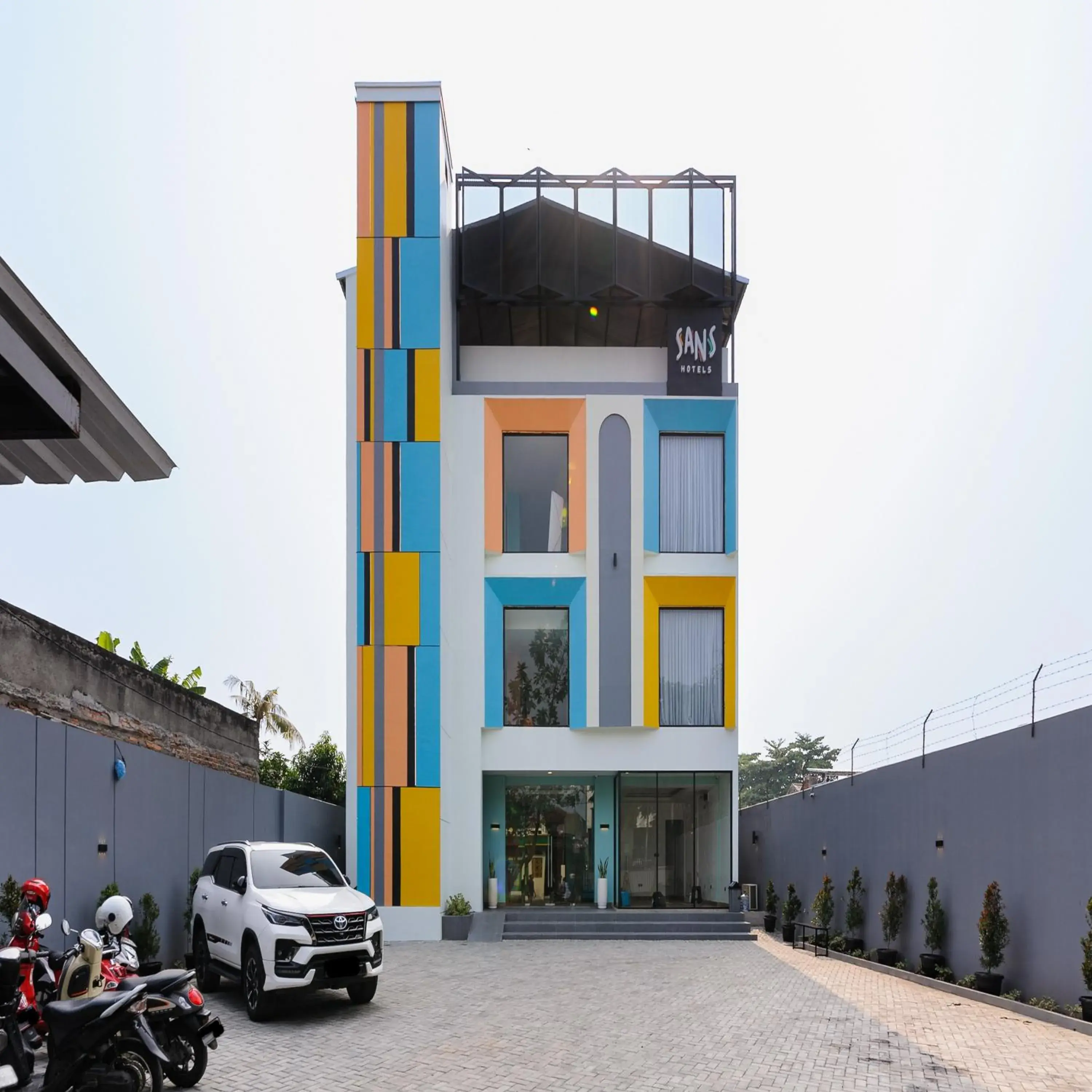 Facade/entrance in Sans Hotel Kedoya Facade/entrance in Sans Hotel Kedoya