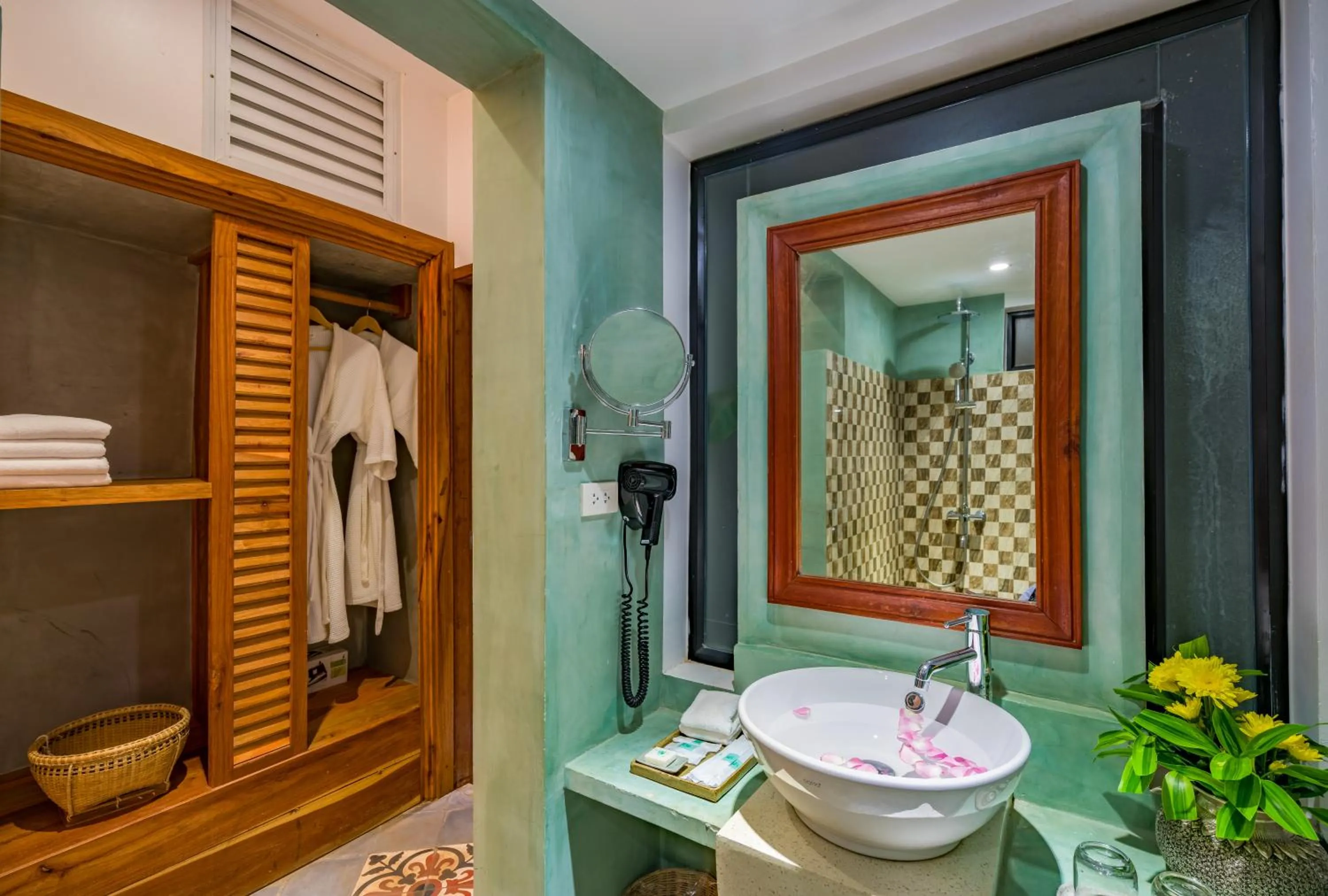 Shower, Bathroom in Primefold Hotel