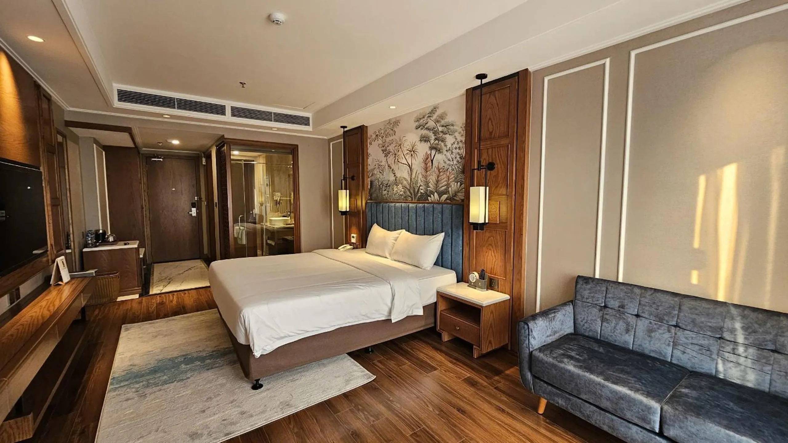 Living room, Bed in Royal Phoenix Hotel Bac Ninh