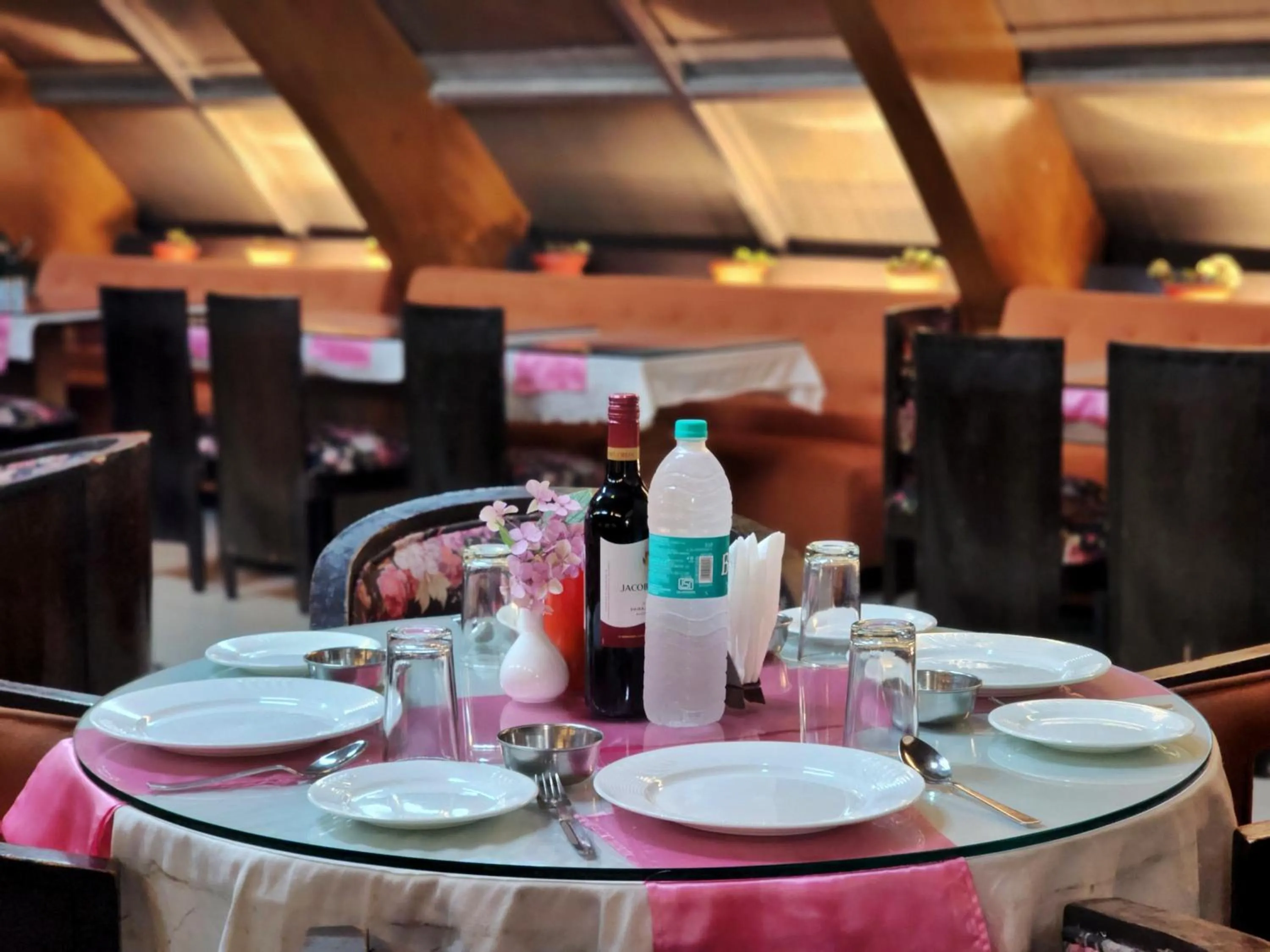 Restaurant/places to eat in Hotel Surya Shimla