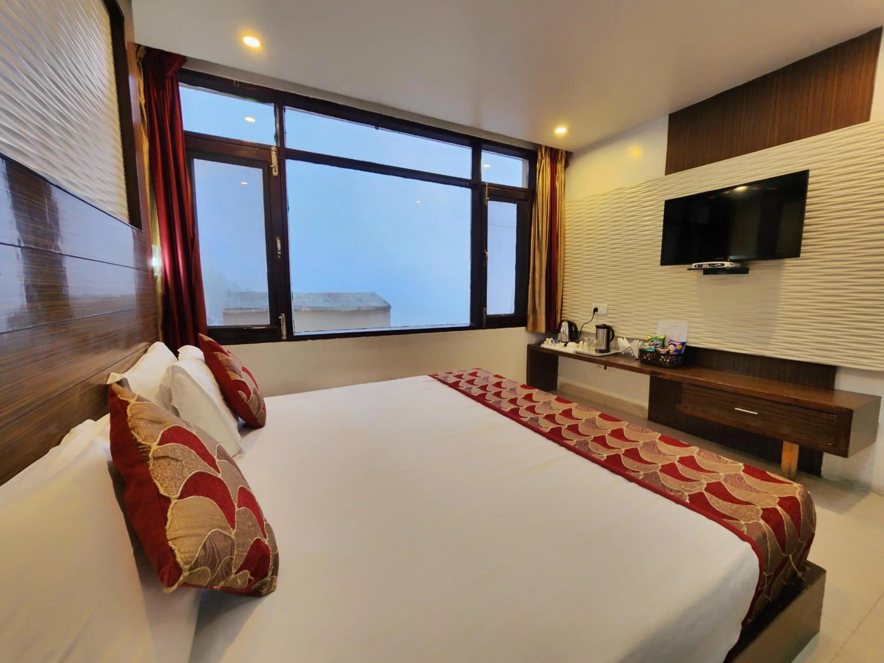 TV and multimedia, Bed in Hotel Surya Shimla