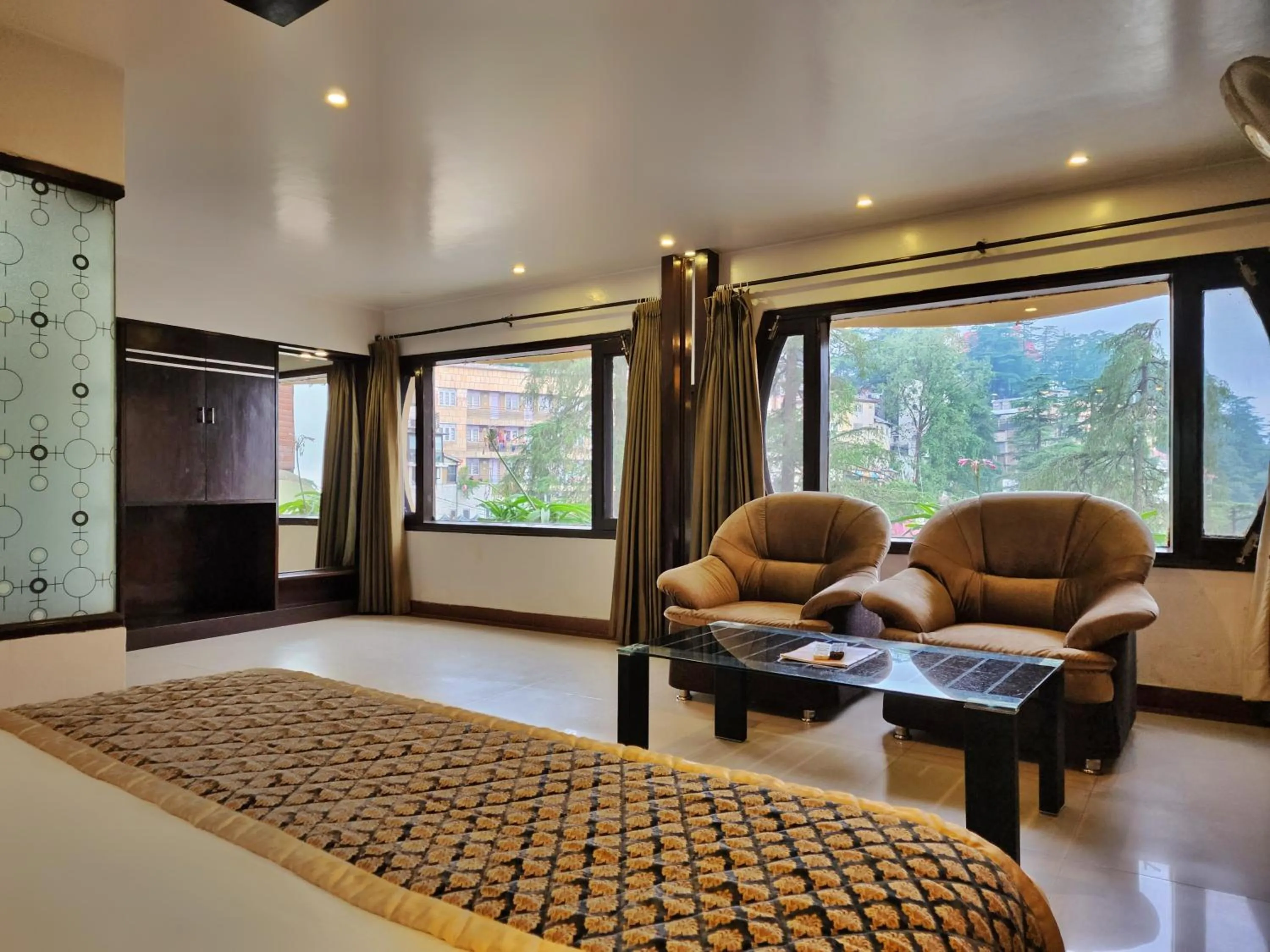 Seating area, Bed in Hotel Surya Shimla