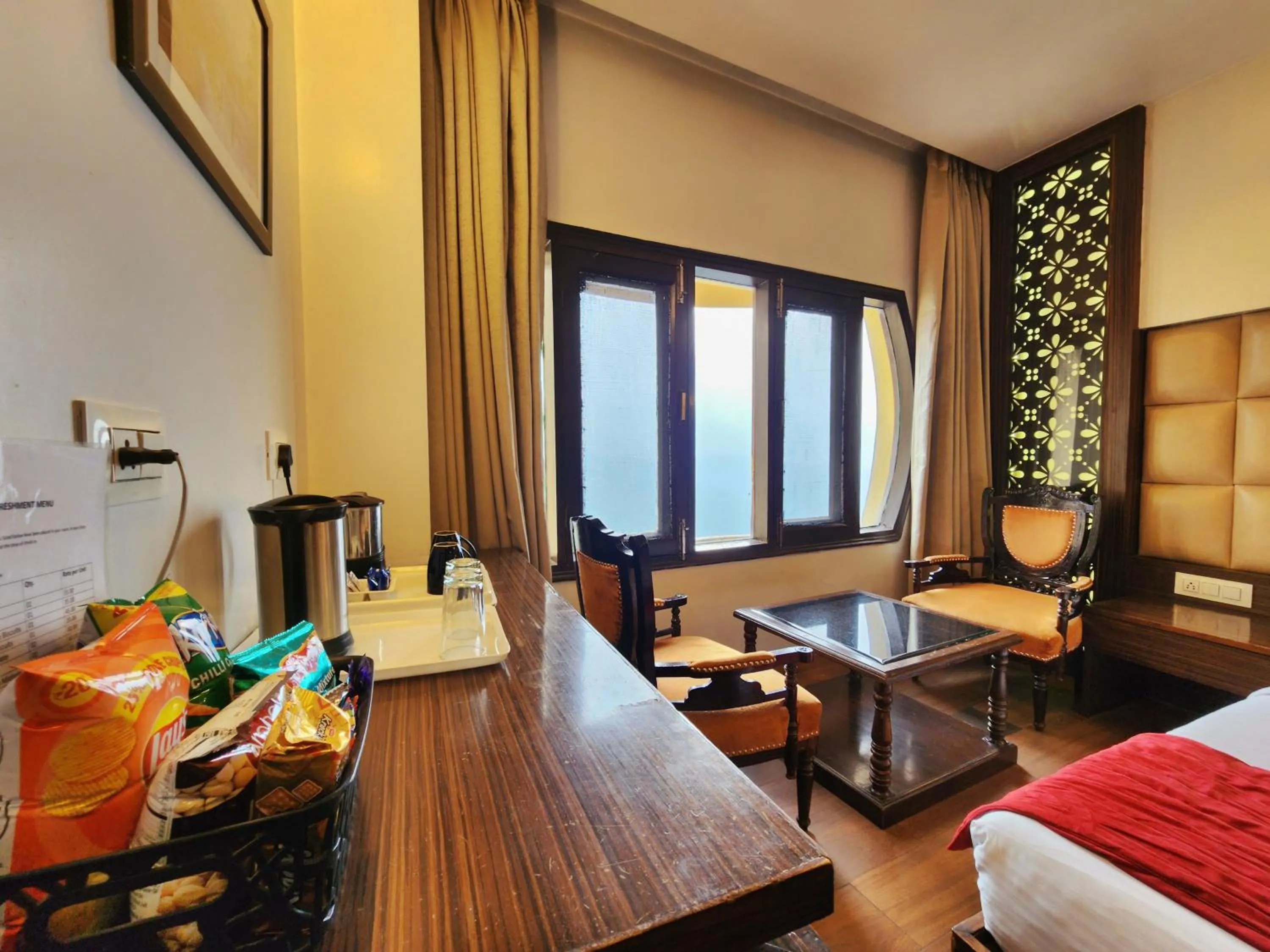 Seating area, Bed in Hotel Surya Shimla