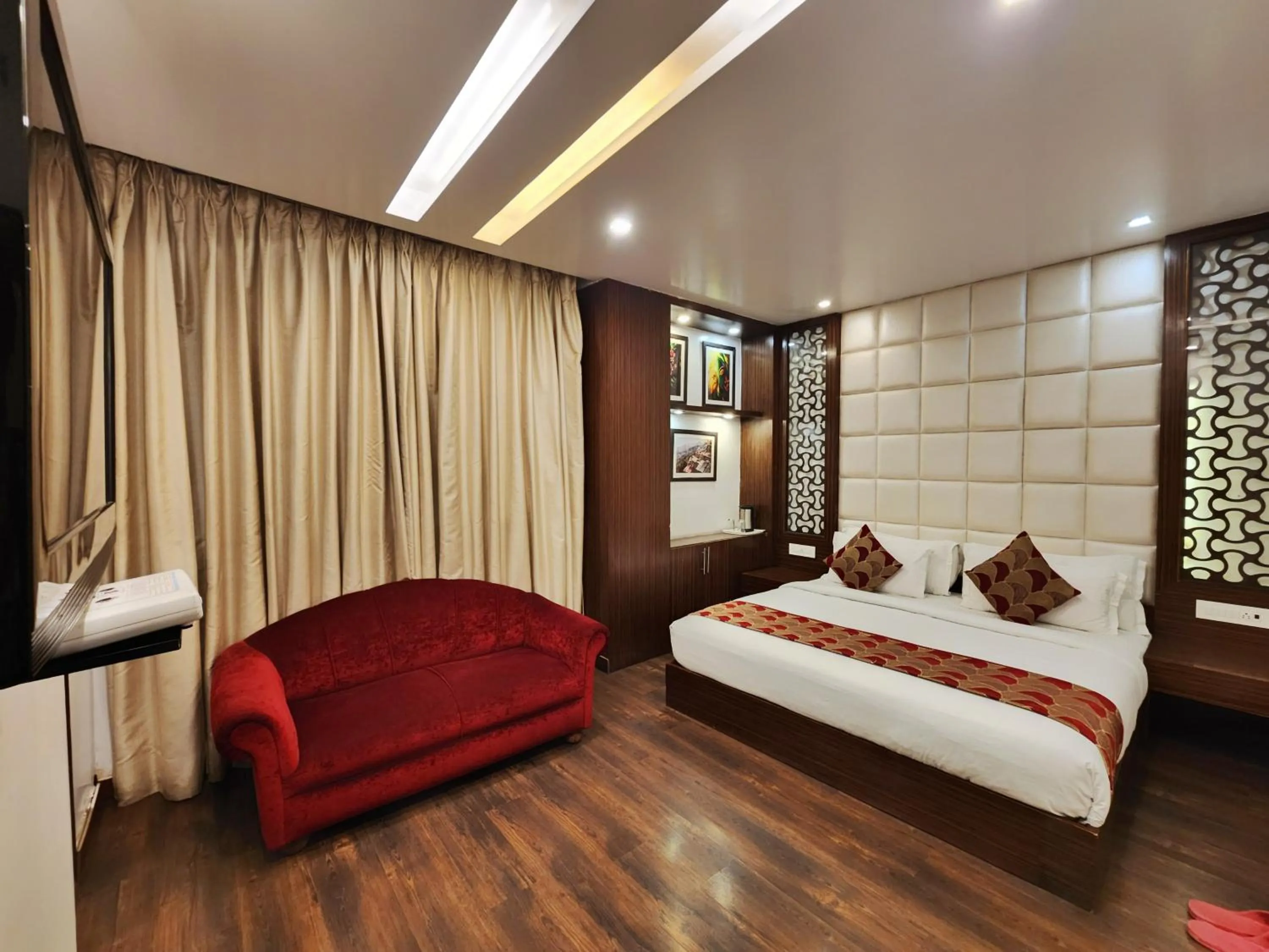 Seating area, Bed in Hotel Surya Shimla