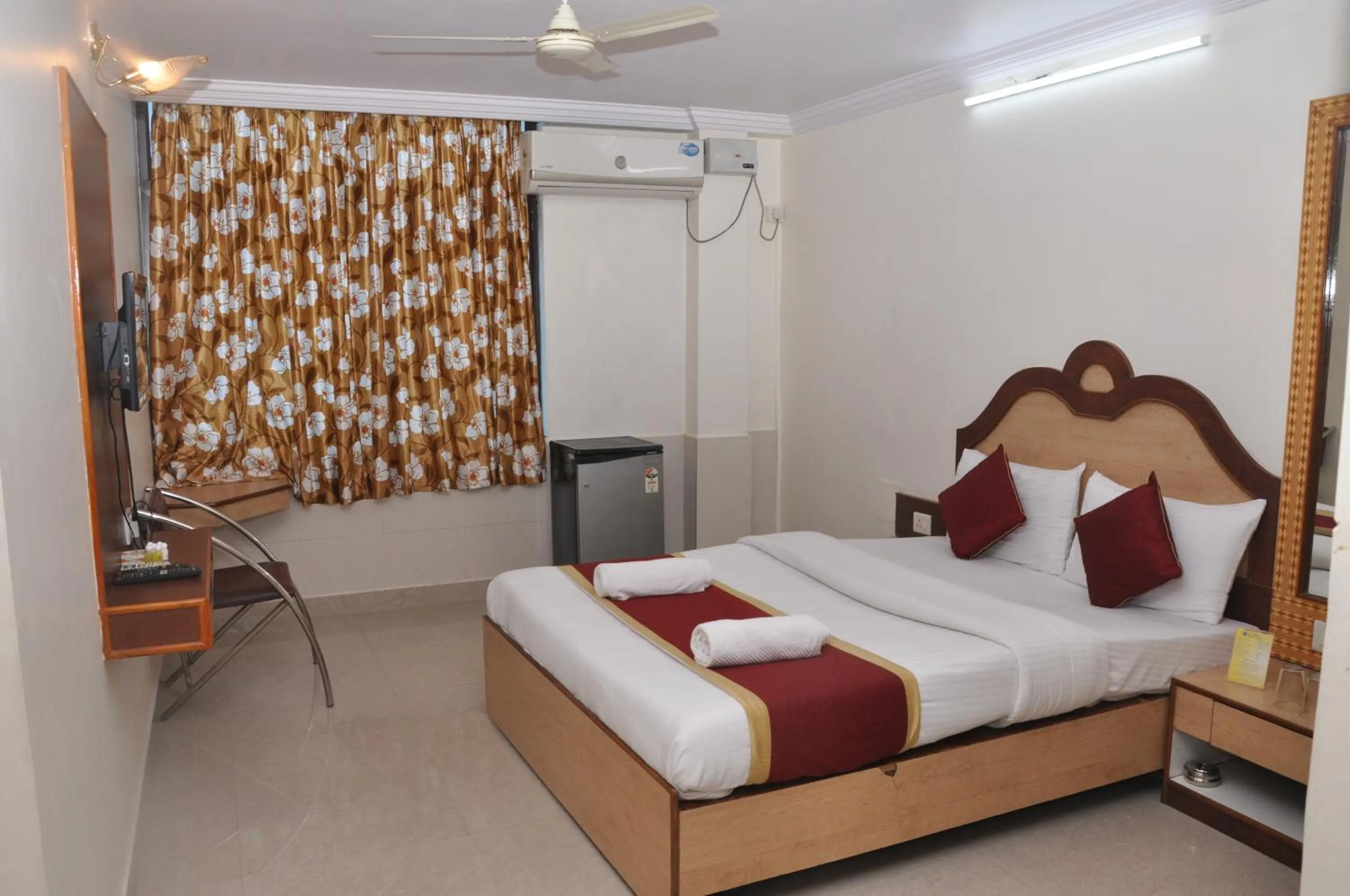 Bed in Hotel Gangothri
