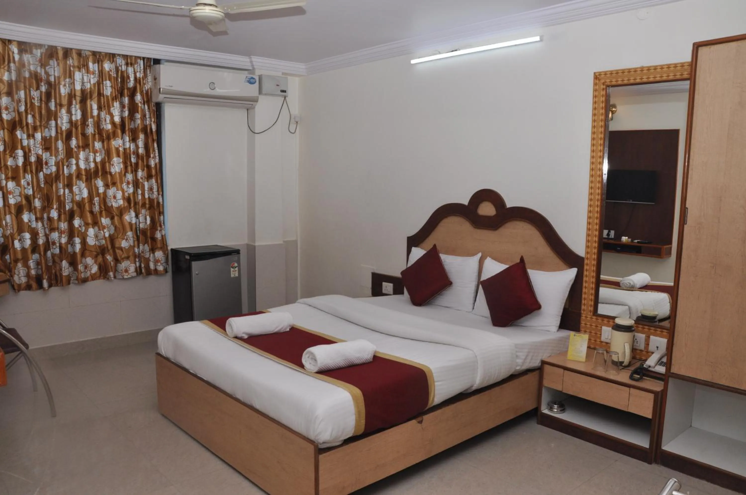 Bed in Hotel Gangothri