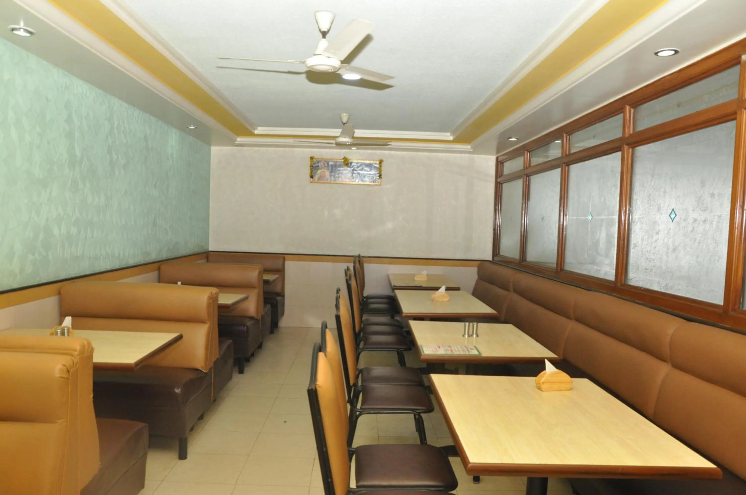 Restaurant/places to eat in Hotel Gangothri