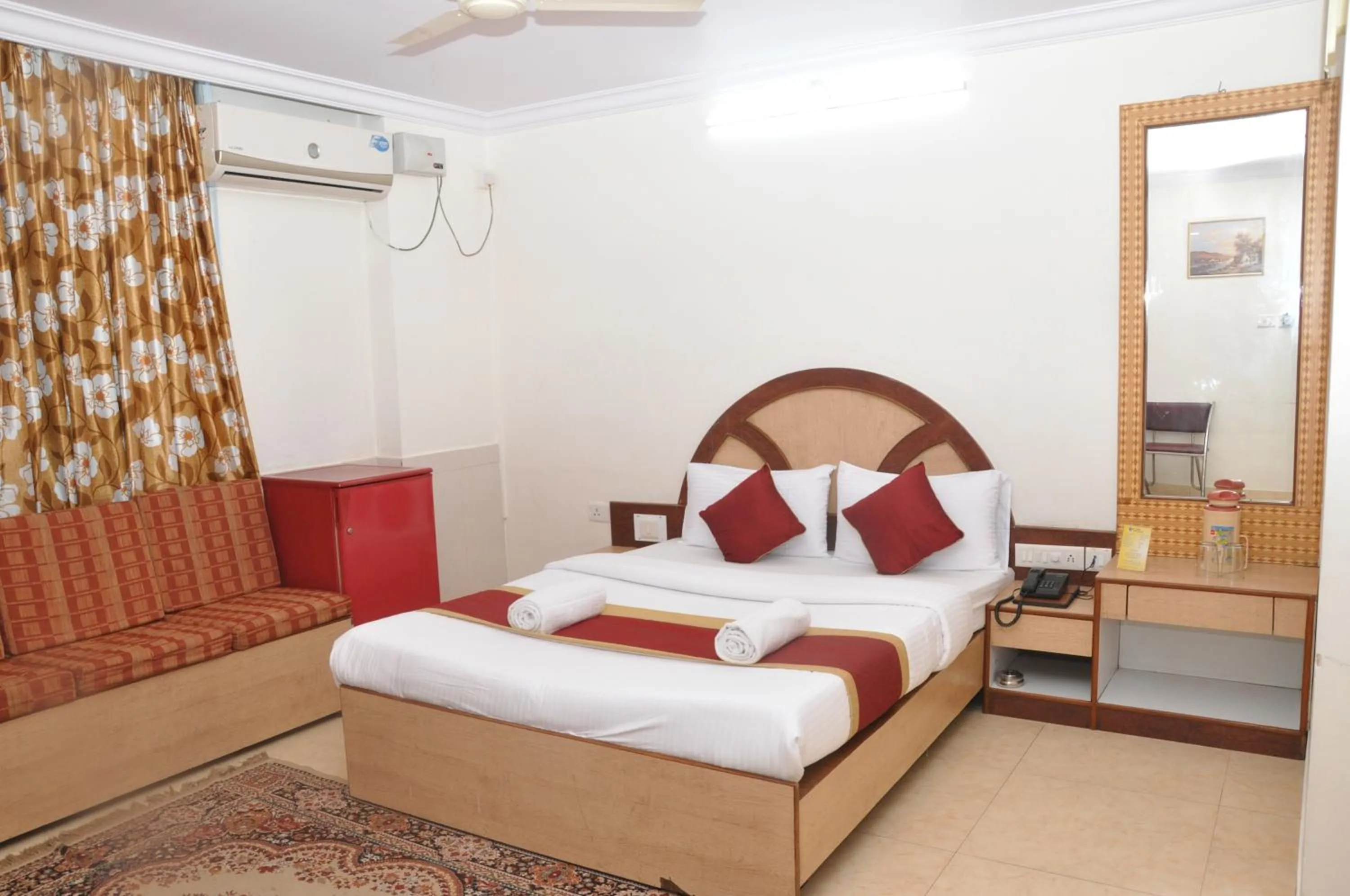 Bed in Hotel Gangothri